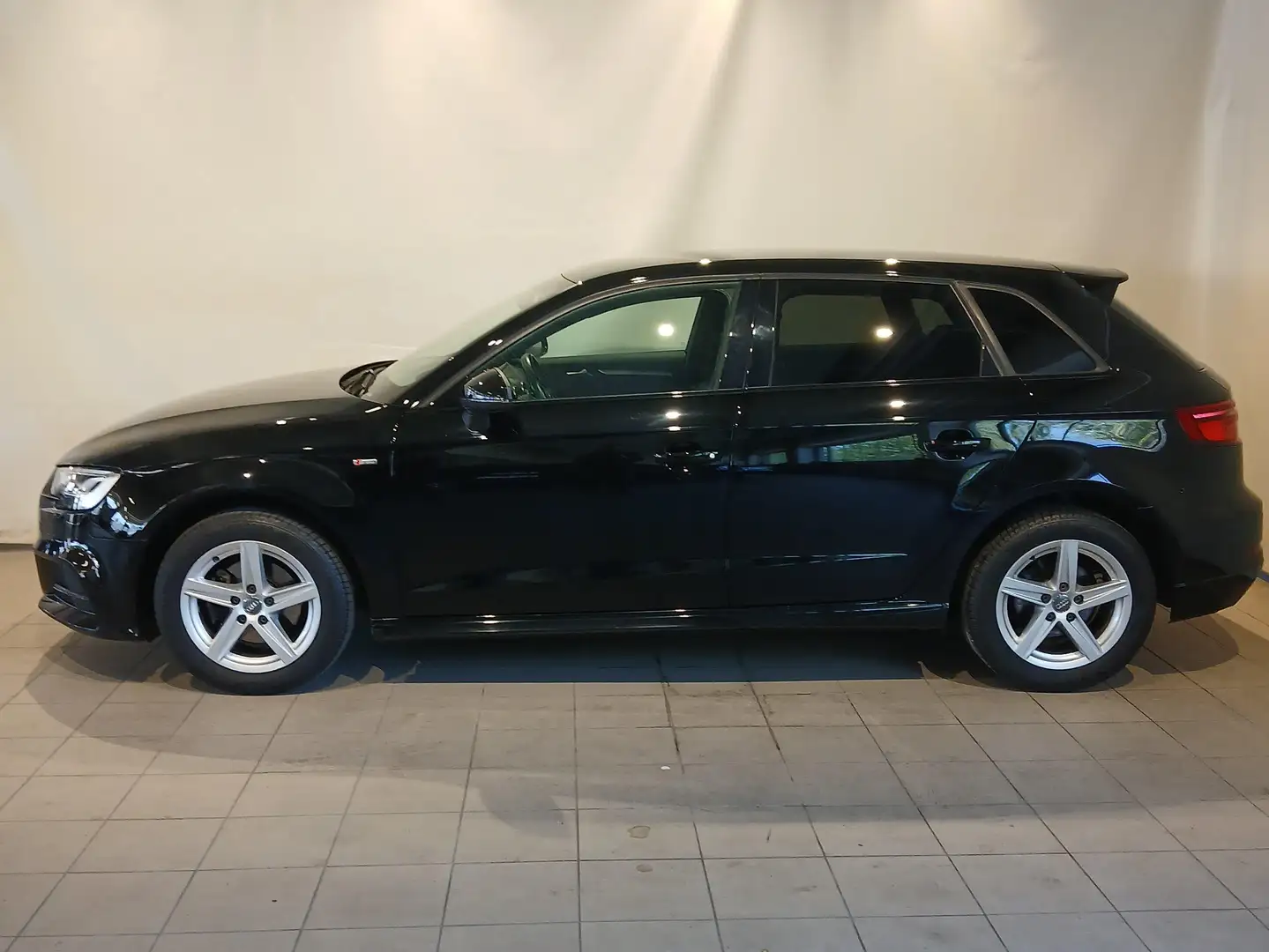 Audi A3 30 TFSI S-line exterieur Schwarz - 2