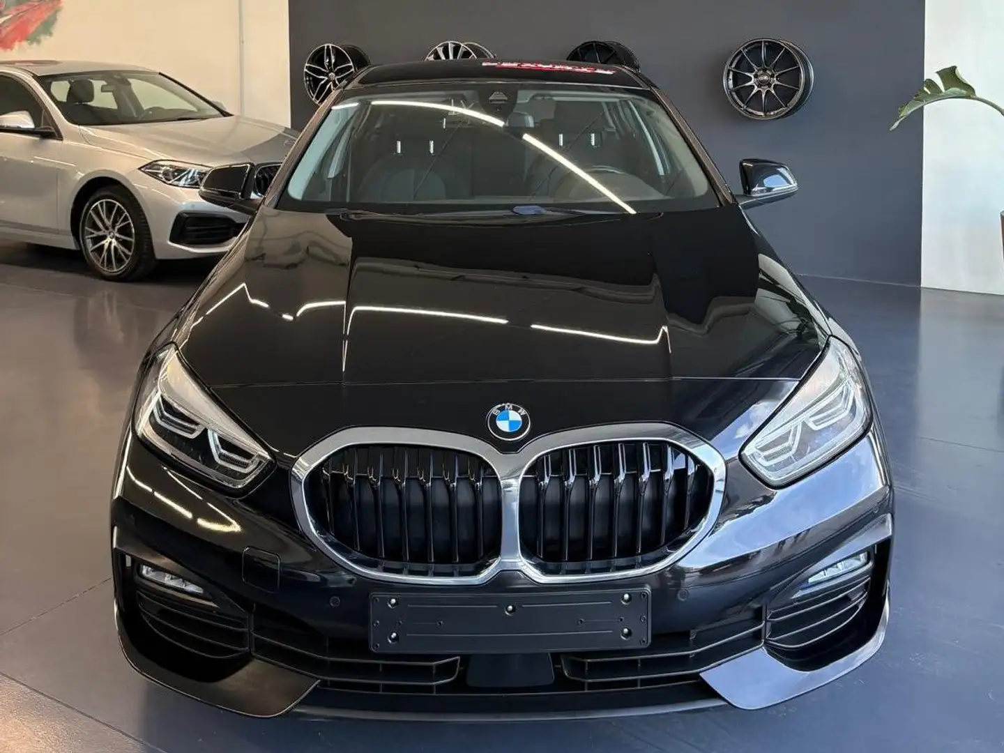 BMW 116 116d Business Advantage auto Schwarz - 1