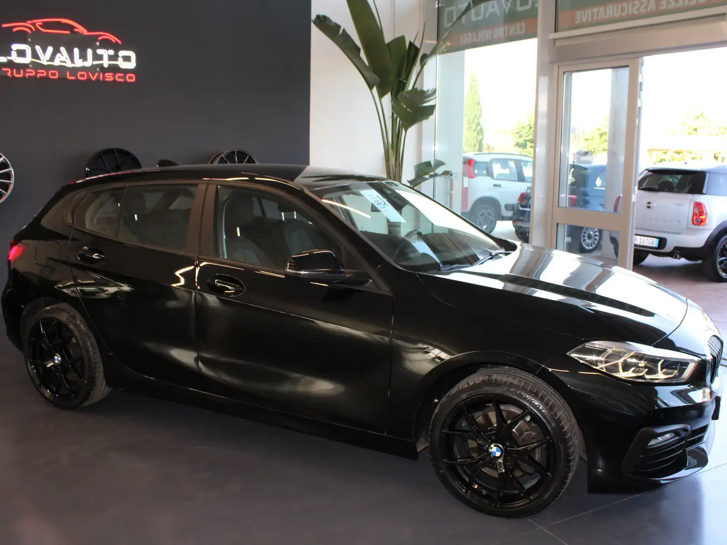 BMW 116 116d Business Advantage auto Schwarz - 2