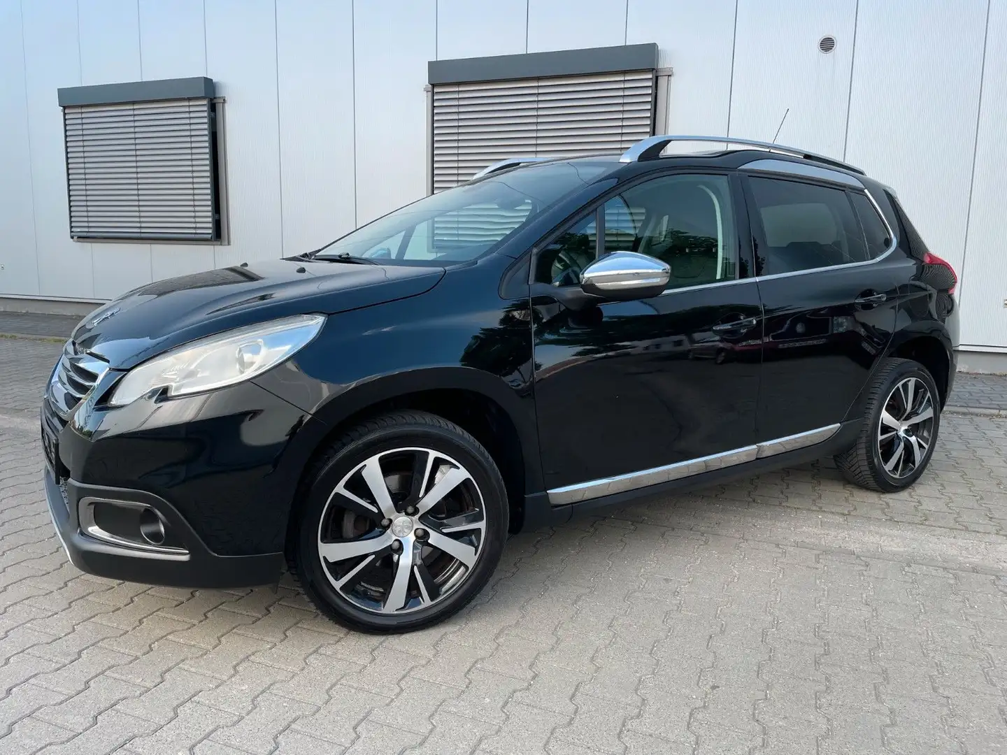 Peugeot 2008 131PS Leder Navi Sportsitze Tempomat Alu Schwarz - 1
