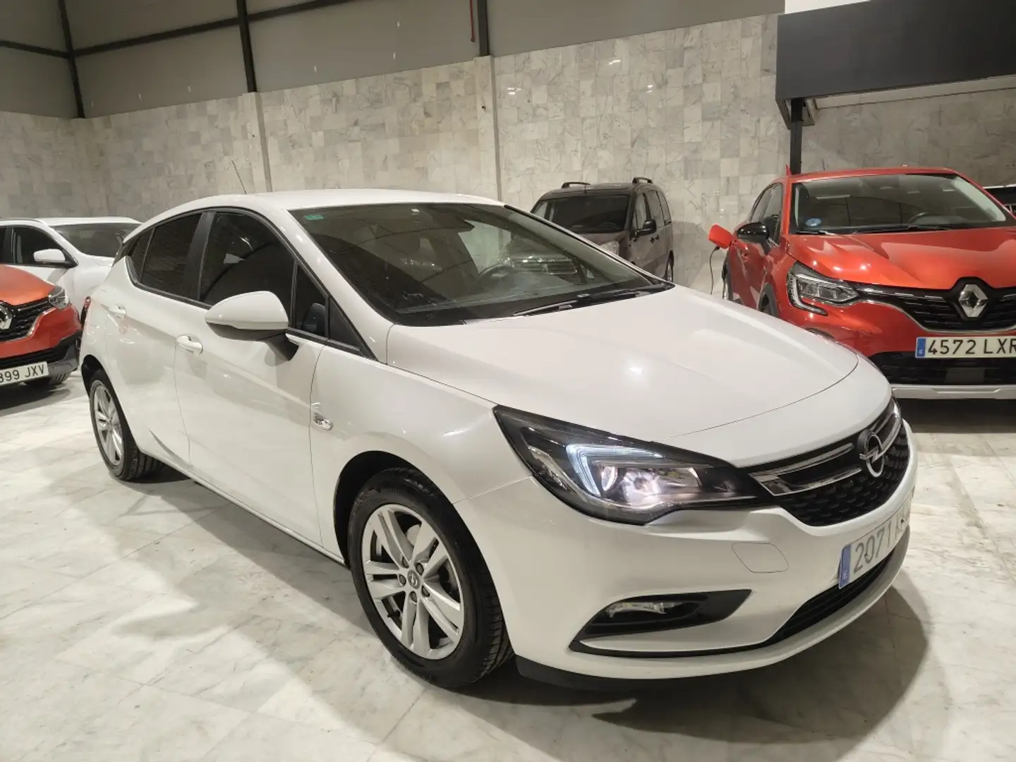 Opel Astra 1.4T Dynamic 125 Weiß - 1