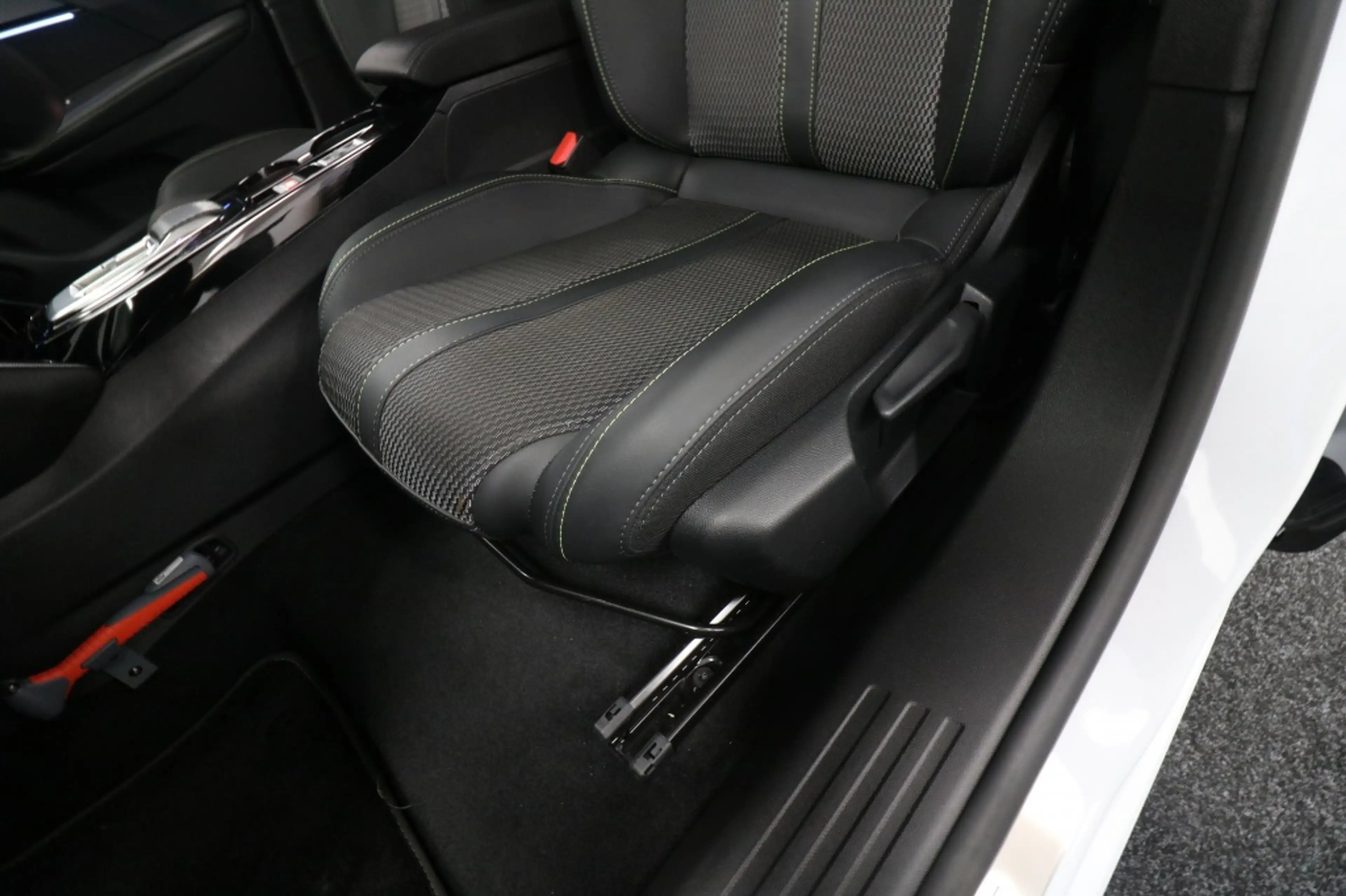 Peugeot e-2008 EV GT Avantage 54 kWh — photo 6