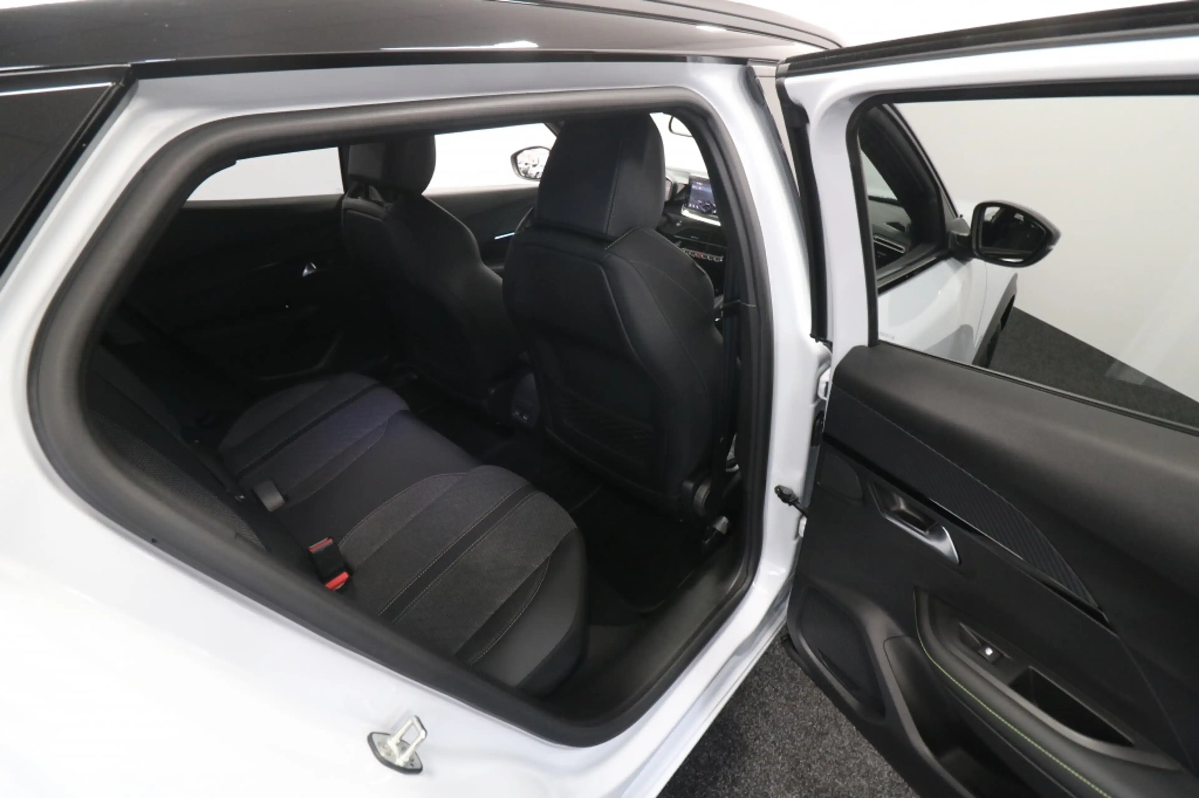 Peugeot e-2008 EV GT Avantage 54 kWh — photo 7