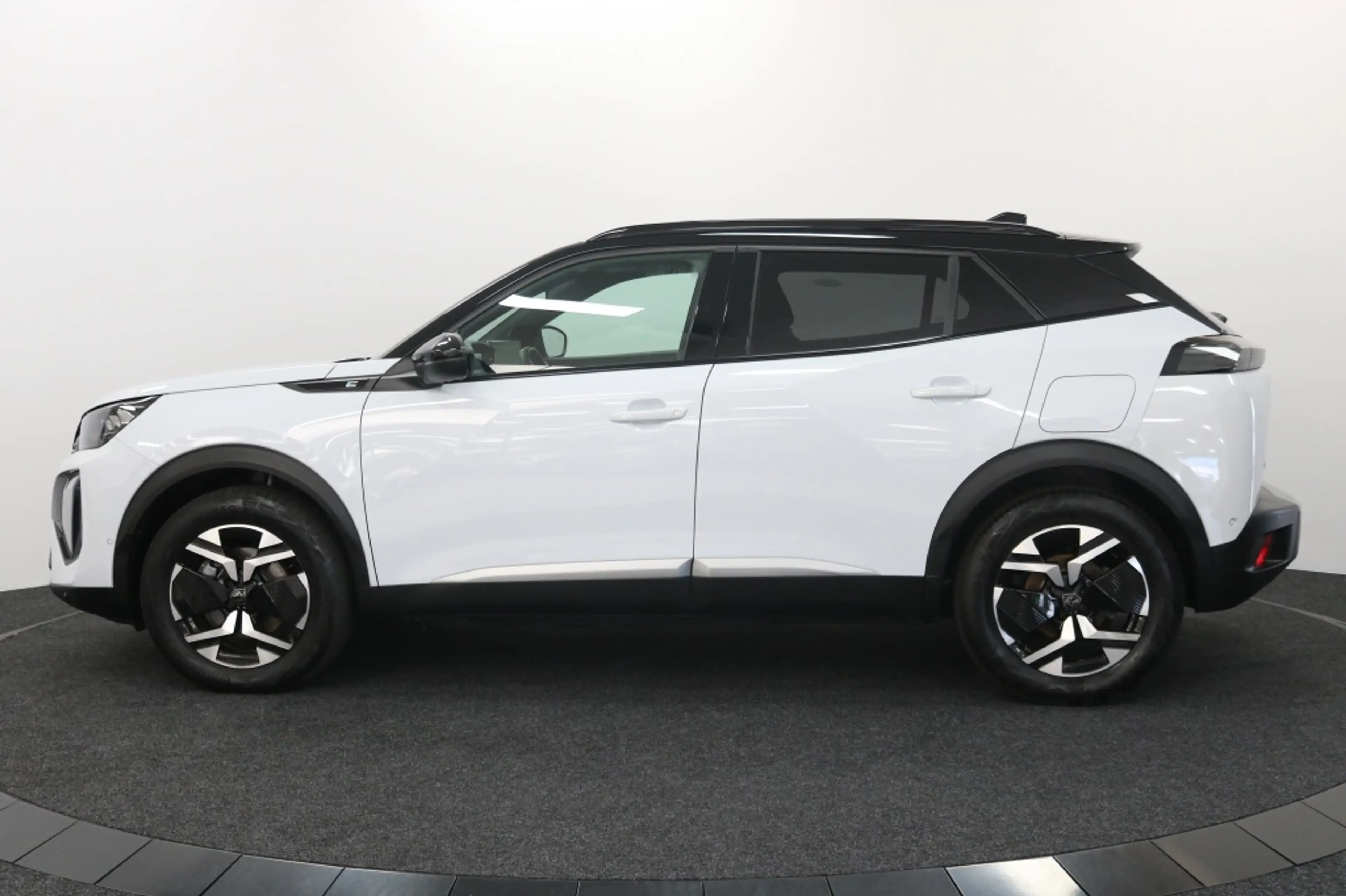 Peugeot e-2008 EV GT Avantage 54 kWh — photo 4