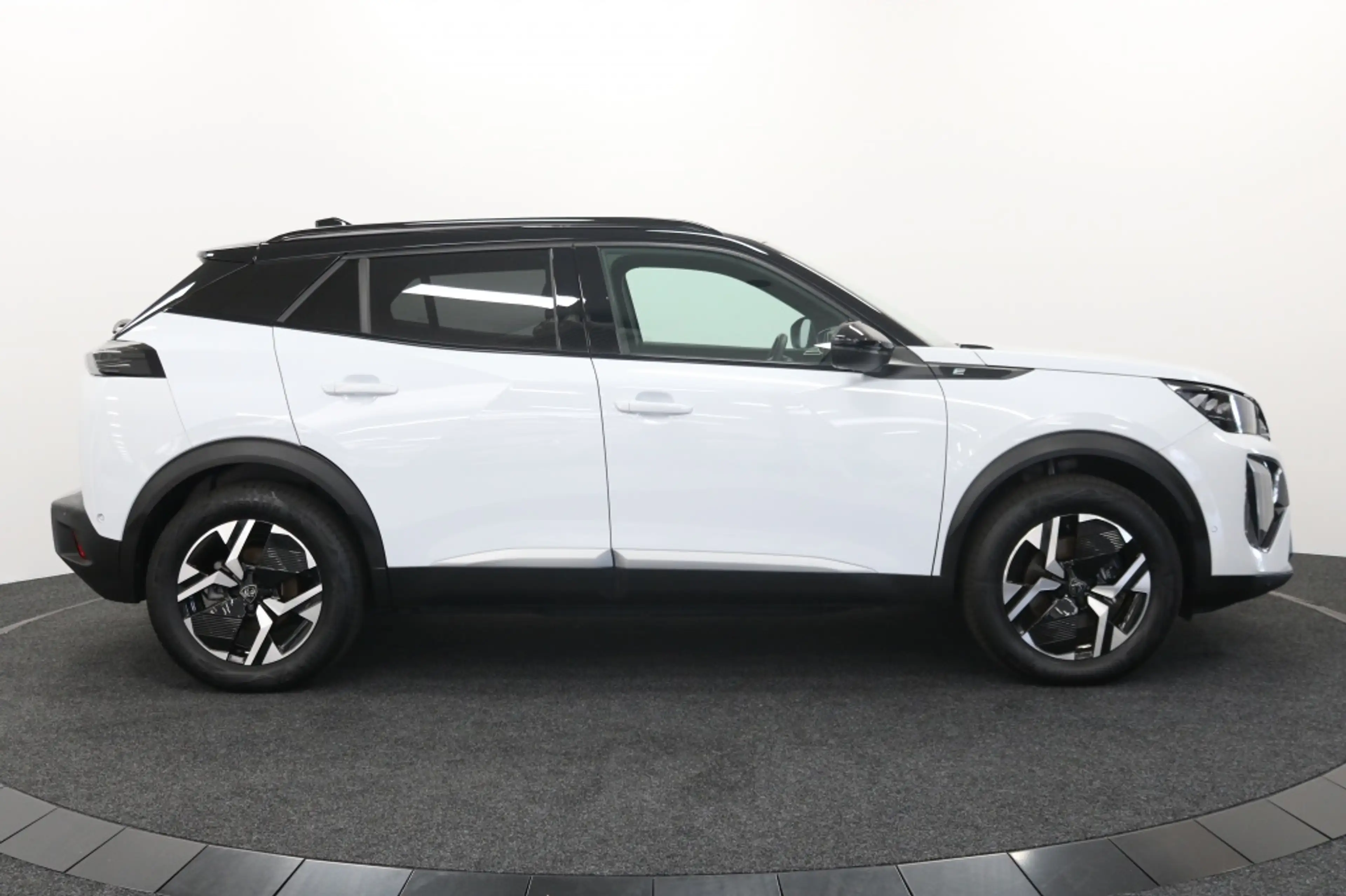 Peugeot e-2008 EV GT Avantage 54 kWh — photo 14