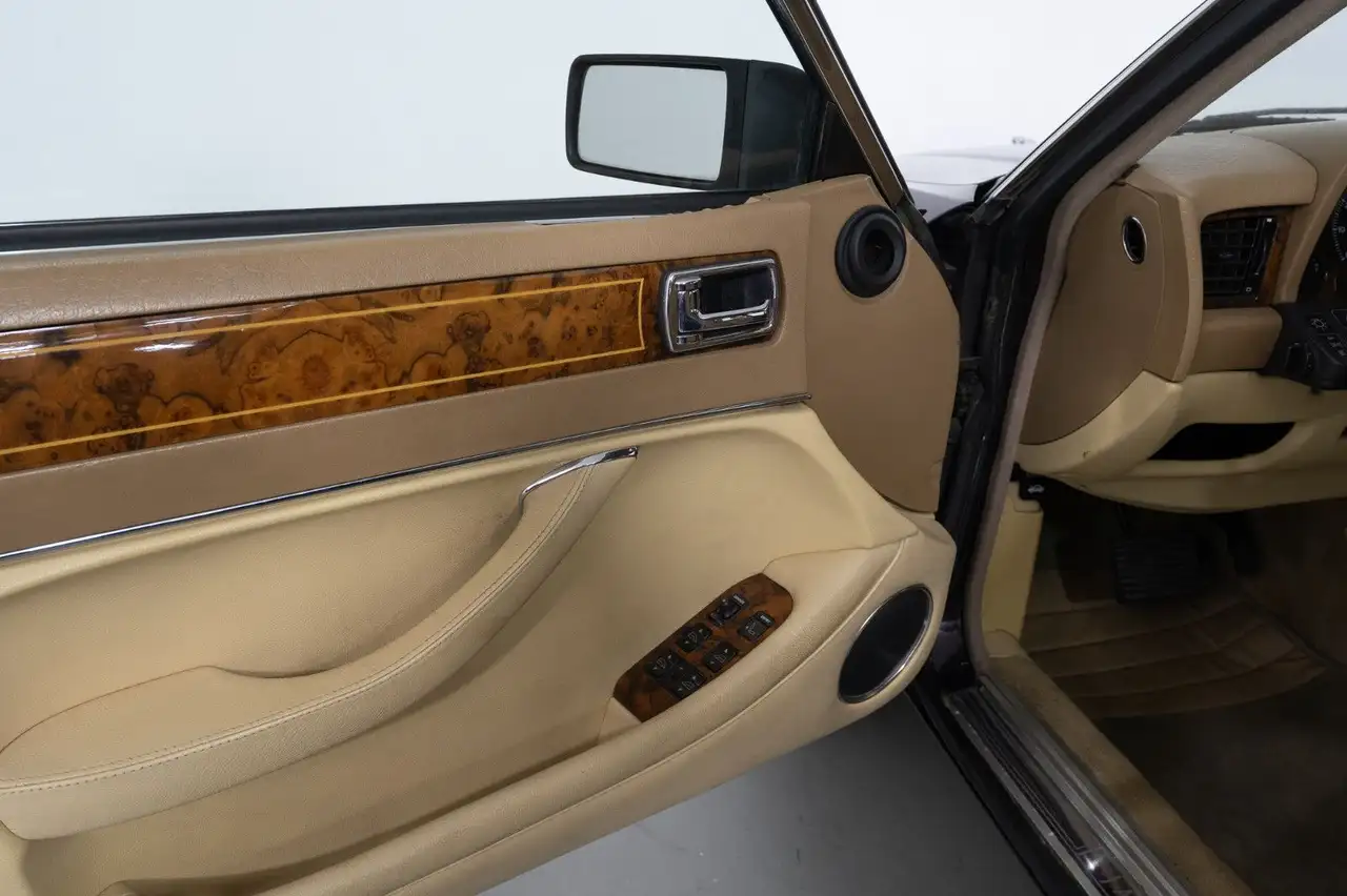 Jaguar XJ40, foto 11