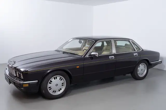 Jaguar XJ40