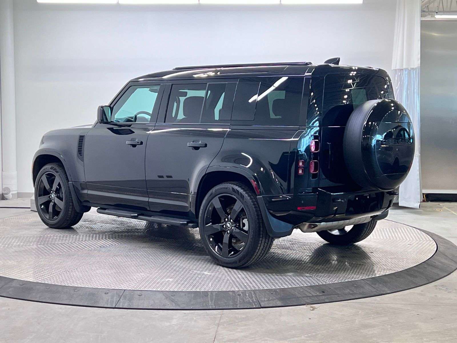 2025 Land Rover Defender P400 X-DYNAMIC SE alt 3
