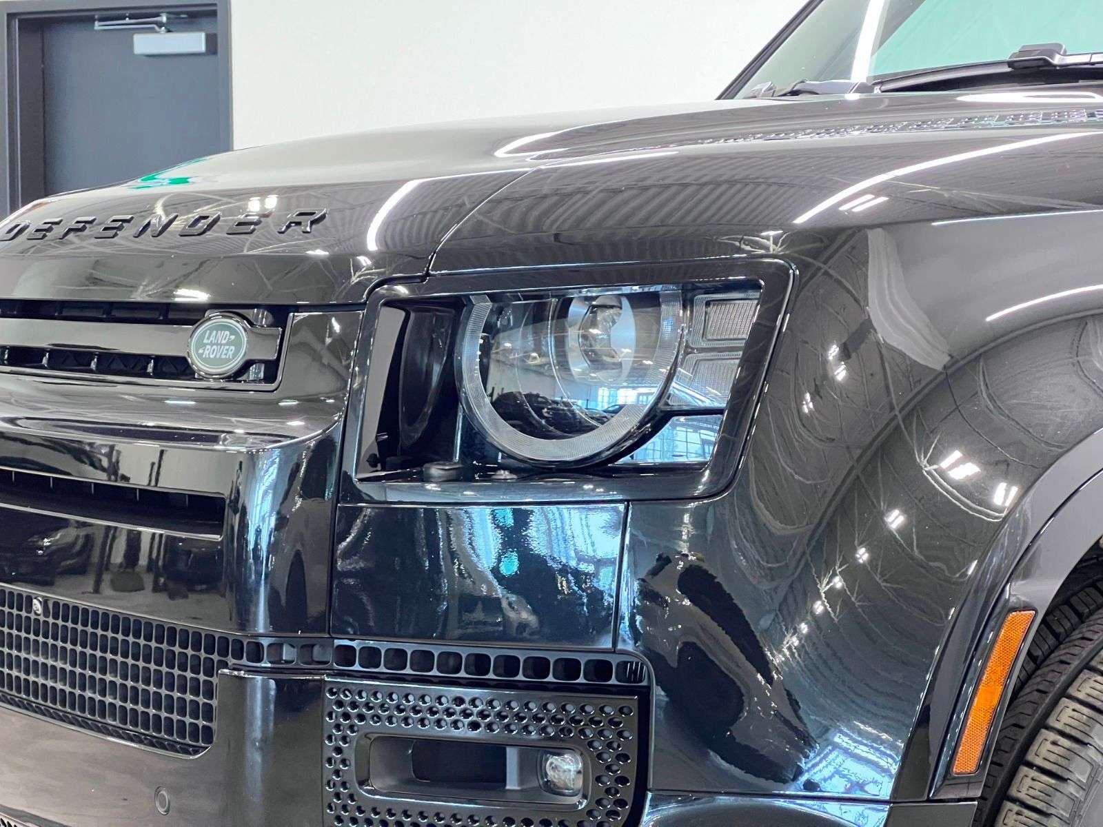 2025 Land Rover Defender P400 X-DYNAMIC SE thumb 13