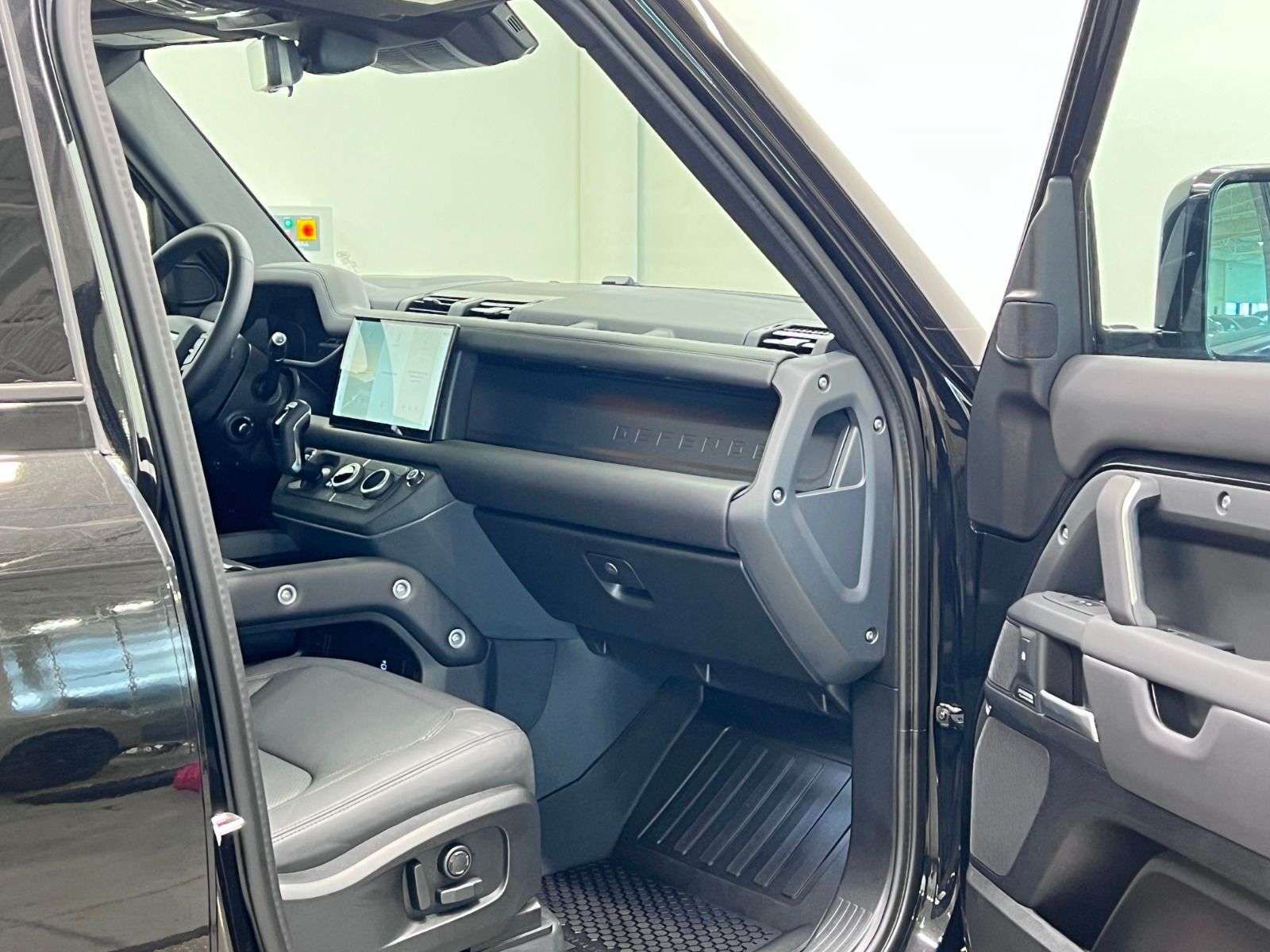 2025 Land Rover Defender P400 X-DYNAMIC SE thumb 26