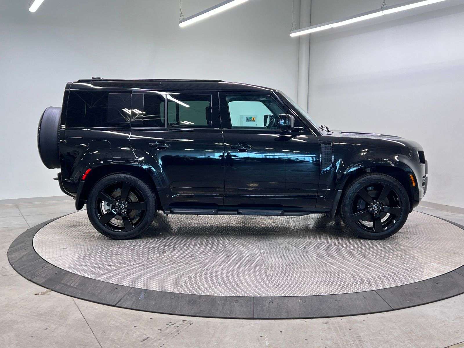 2025 Land Rover Defender P400 X-DYNAMIC SE thumb 7