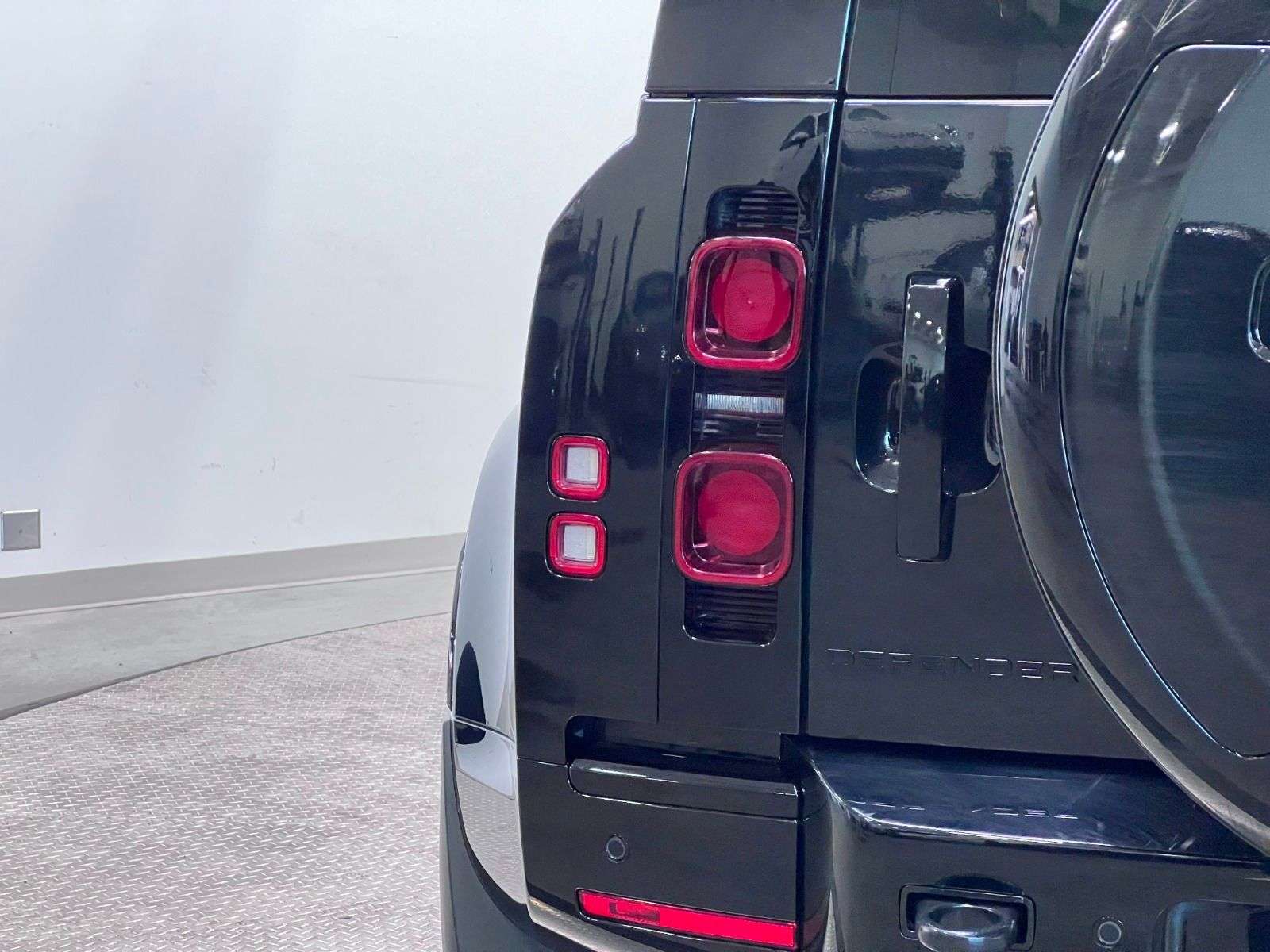 2025 Land Rover Defender P400 X-DYNAMIC SE thumb 14