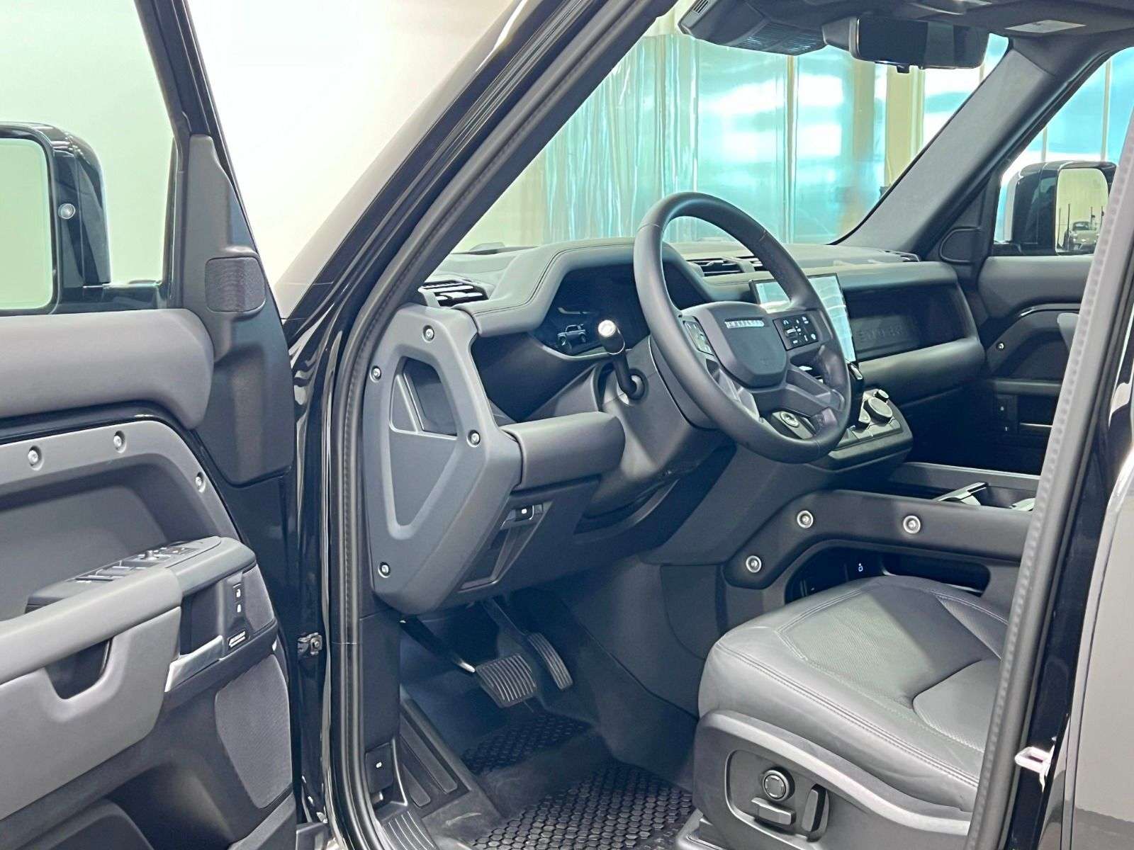 2025 Land Rover Defender P400 X-DYNAMIC SE alt 4