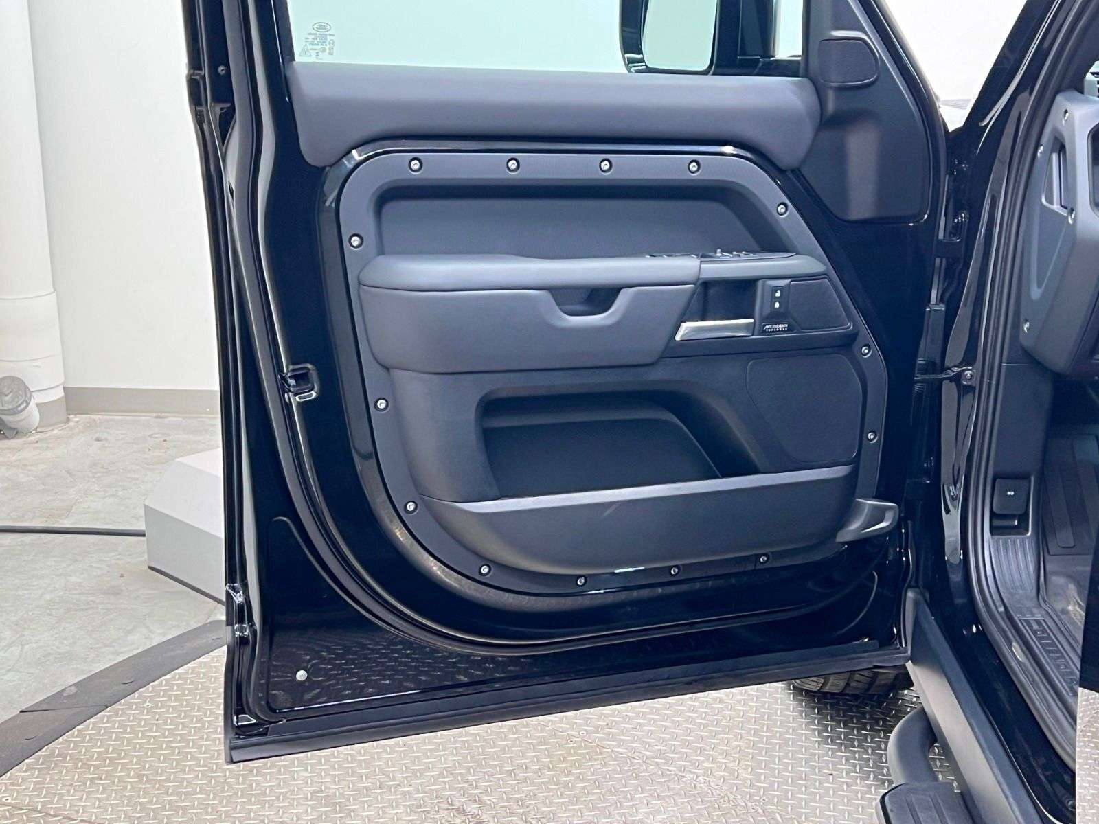 2025 Land Rover Defender P400 X-DYNAMIC SE thumb 27