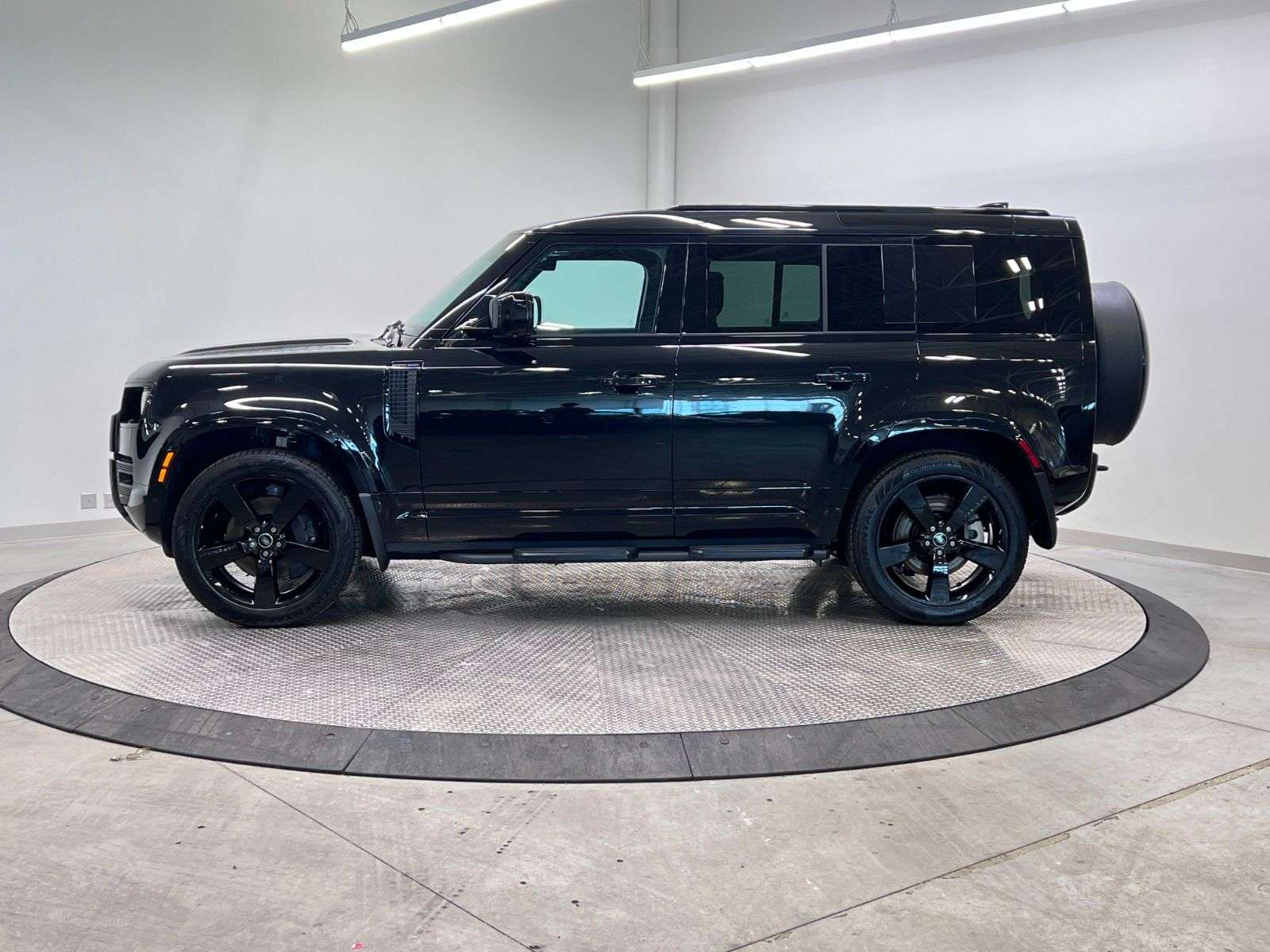 2025 Land Rover Defender P400 X-DYNAMIC SE alt 2