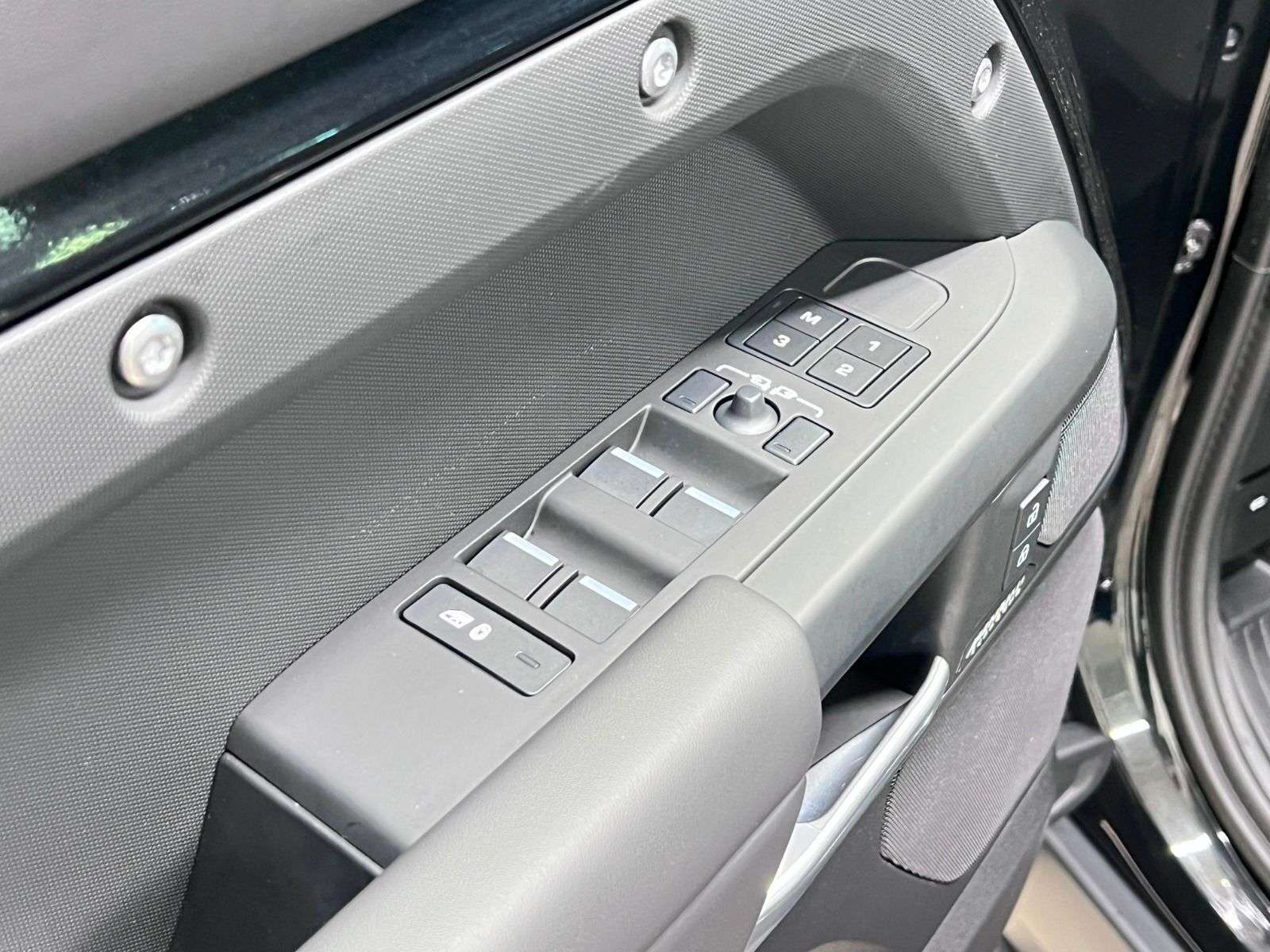 2025 Land Rover Defender P400 X-DYNAMIC SE thumb 28