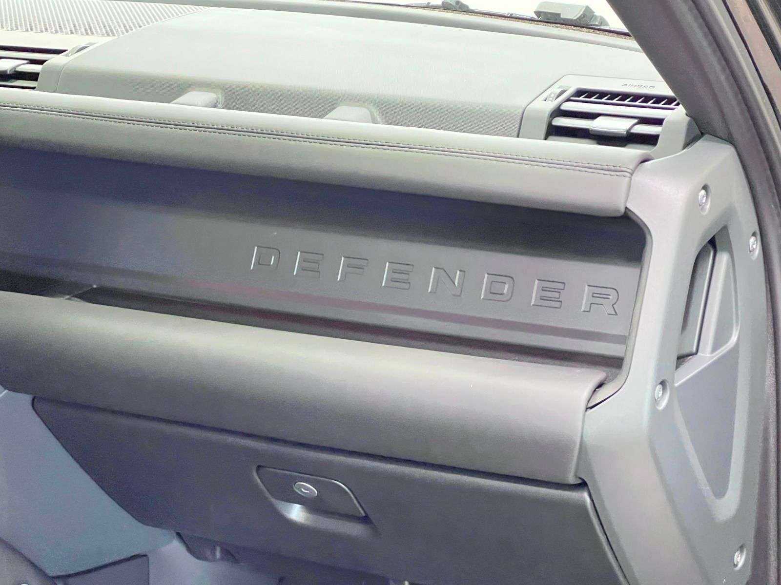 2025 Land Rover Defender P400 X-DYNAMIC SE thumb 32