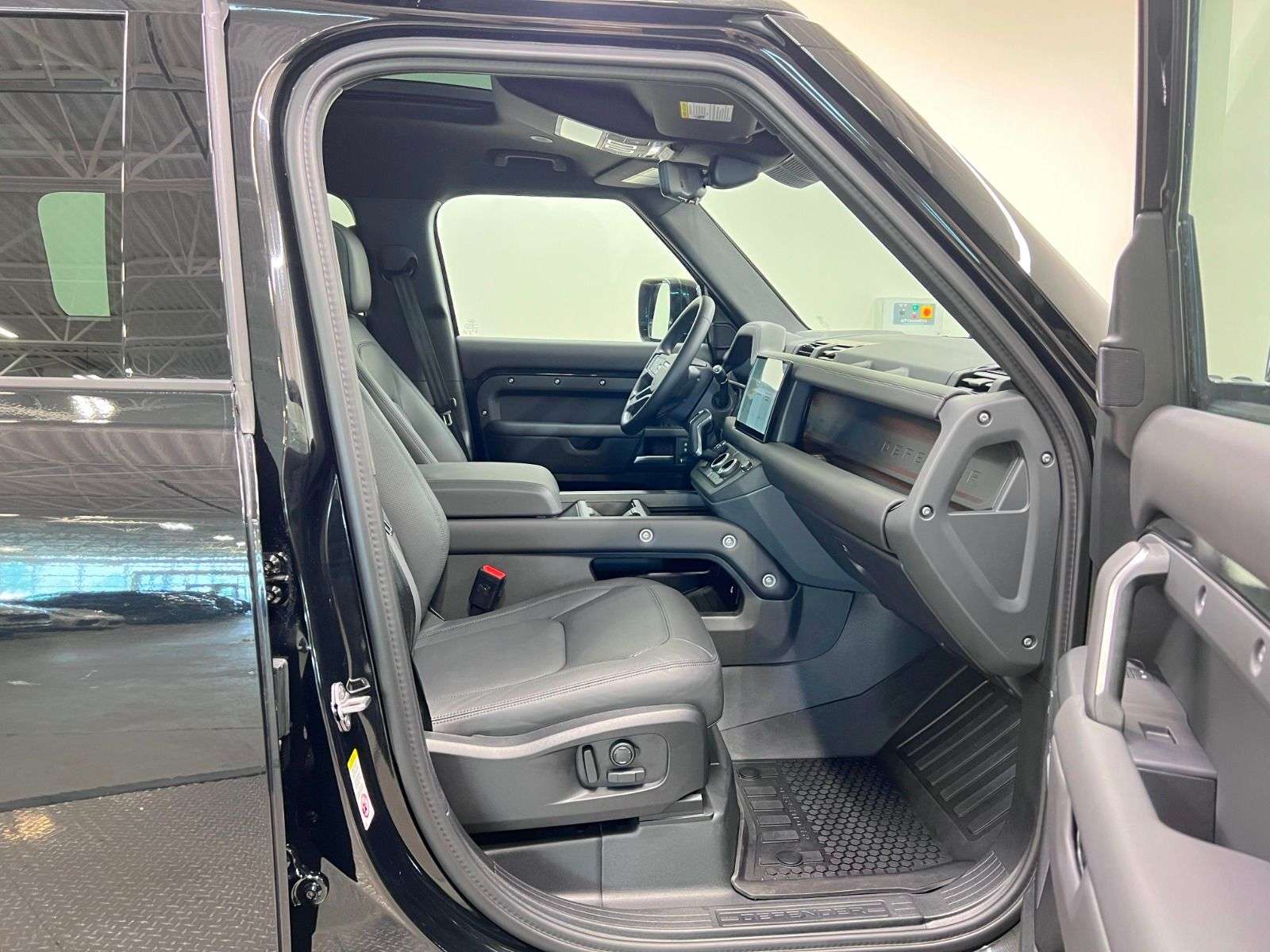 2025 Land Rover Defender P400 X-DYNAMIC SE alt 5
