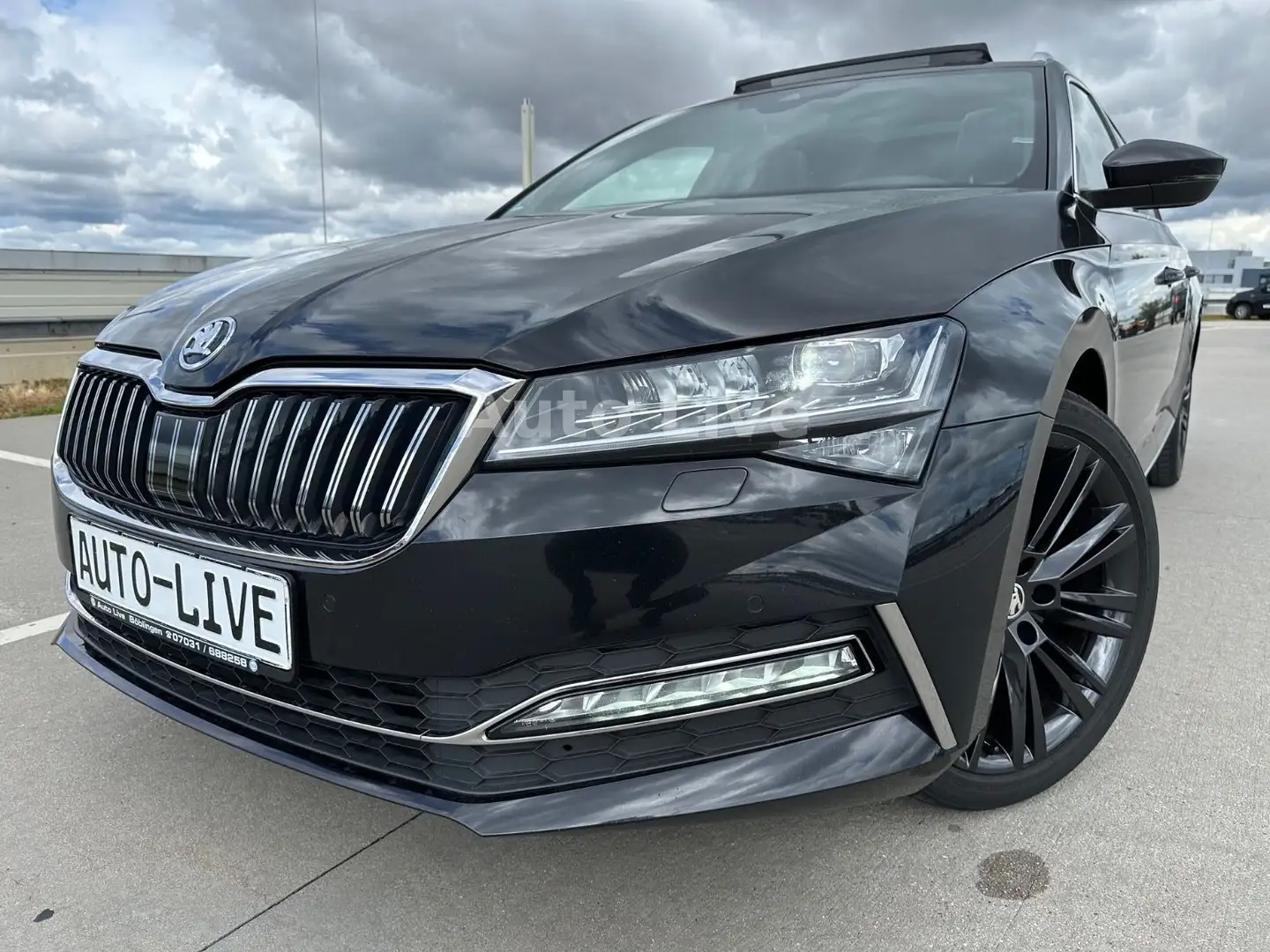 Skoda Superb 2.0 TDI*DSG*L&K*VIRTU*PANO*MATRIX*AHK*VOL Schwarz - 1