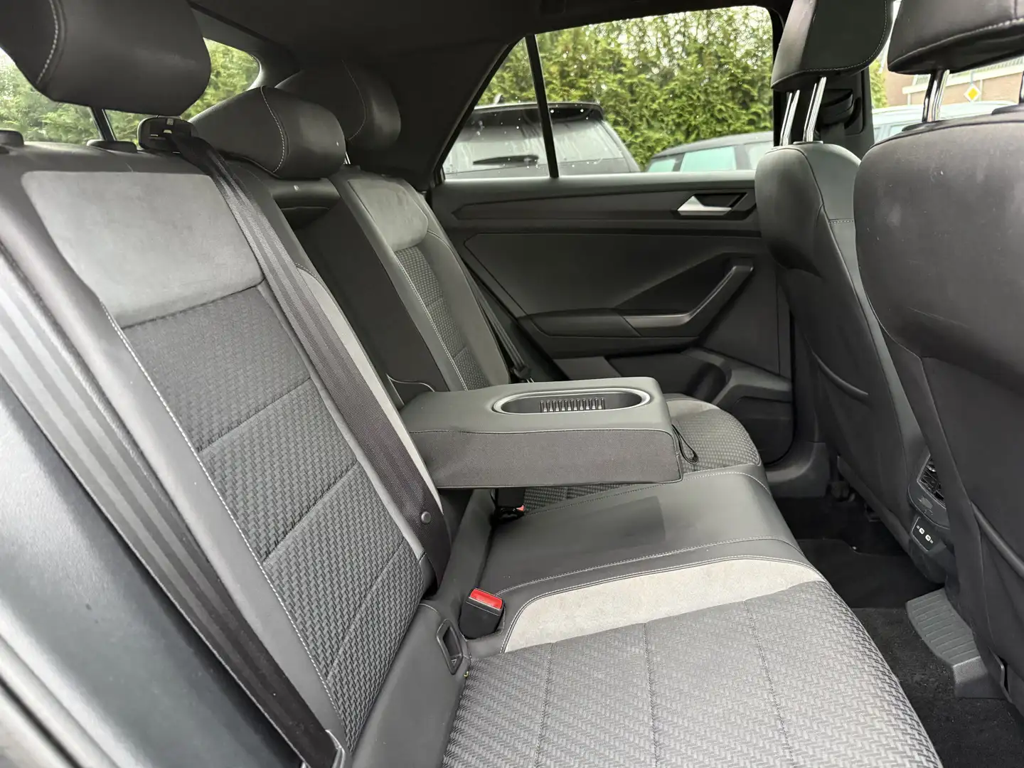 Volkswagen T-Roc 1.5 TSi Sport R-Line Aut., Pano | Camera | Navi & Grijs - 2