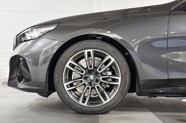 BMW 5 Series view 4