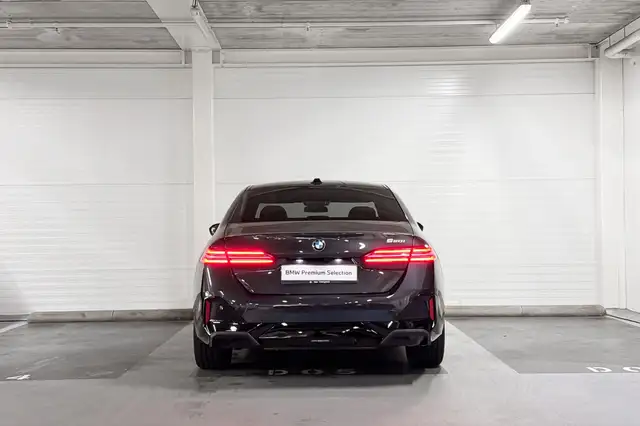 BMW 5 Series view 7