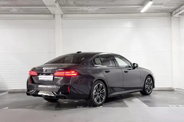 BMW 5 Series view 6