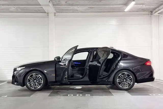 BMW 5 Series view 3