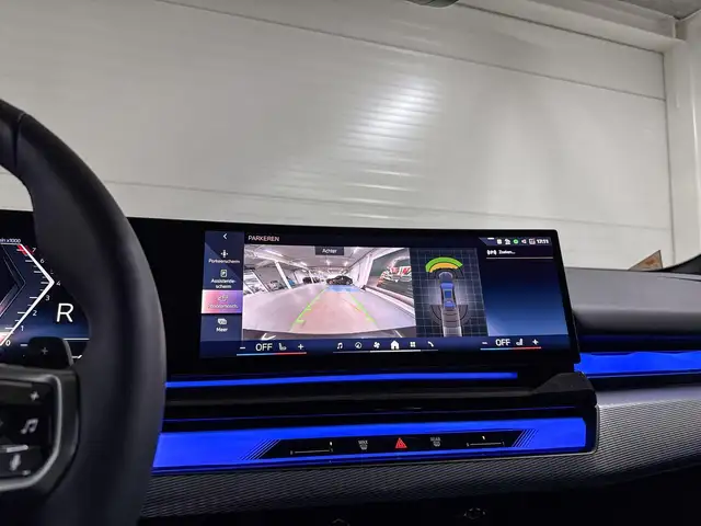 BMW 5 Series view 14