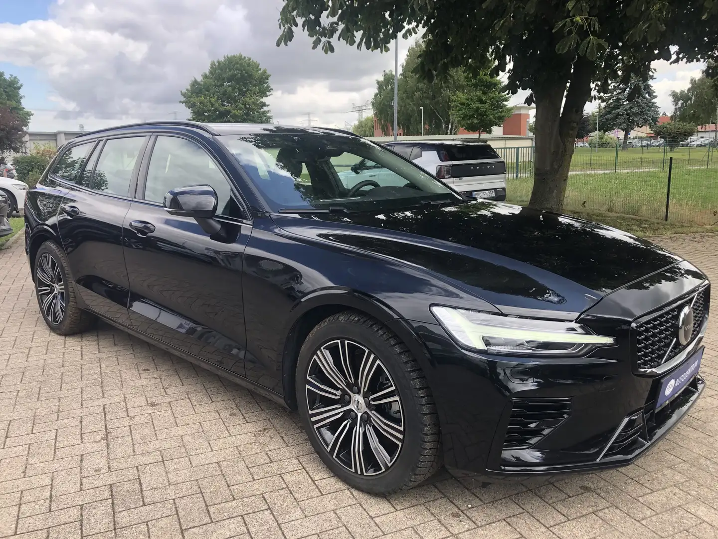Volvo V60 T6 AWD Plus Dark Plug In Hybrid Schwarz - 2