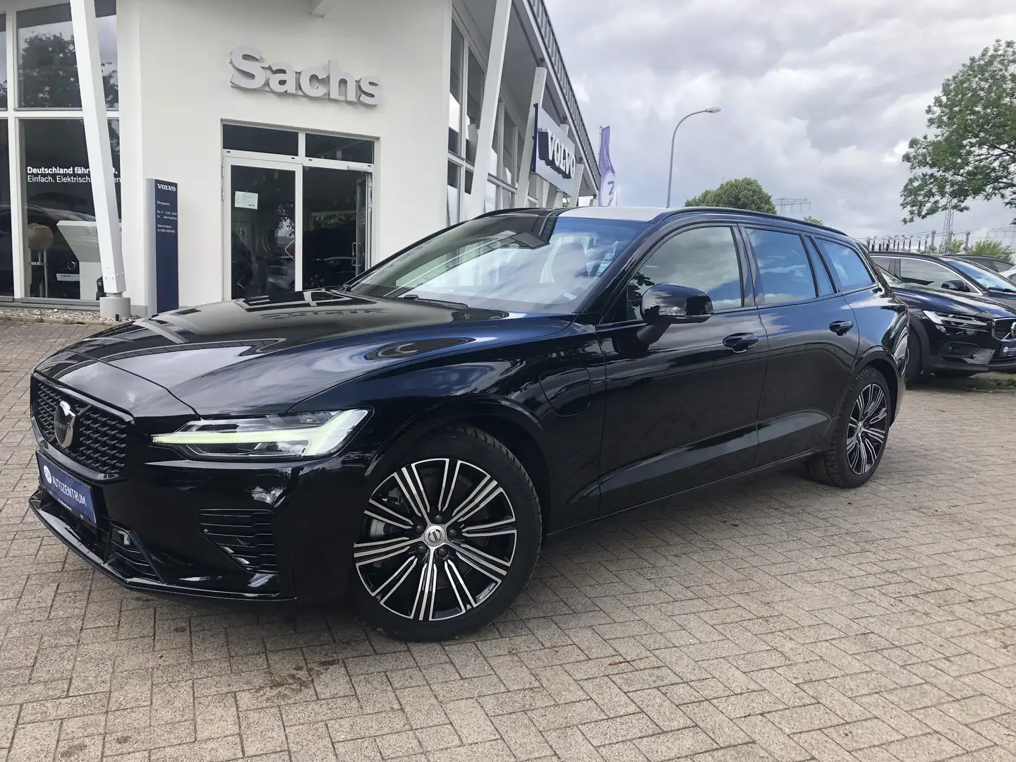 Volvo V60 T6 AWD Plus Dark Plug In Hybrid Schwarz - 1