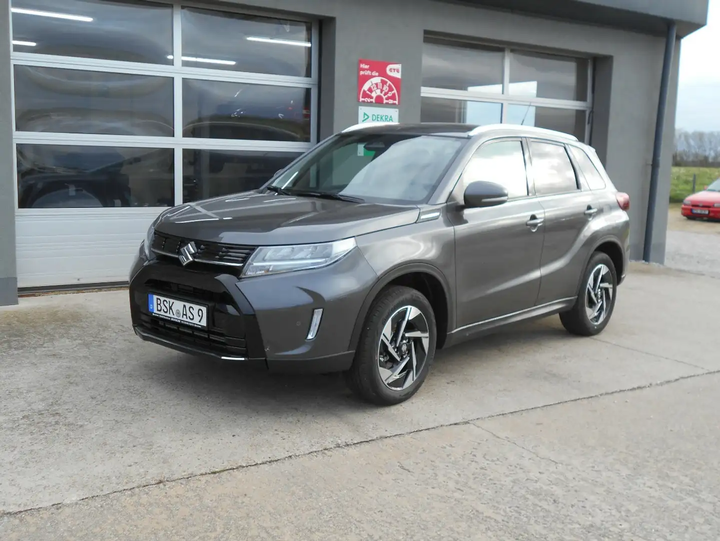 Suzuki Vitara 1.4 Comf.+ 4x4 Automatik Allwetterräder Grijs - 1