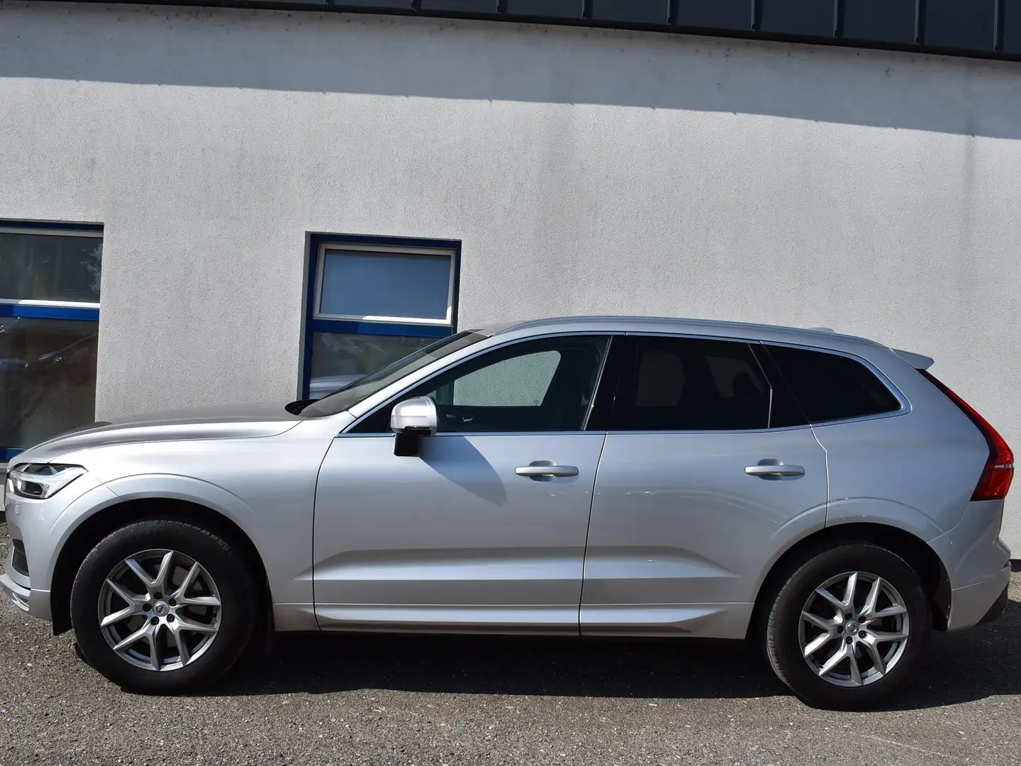 Volvo XC60 Momentum 2WD Grau - 2