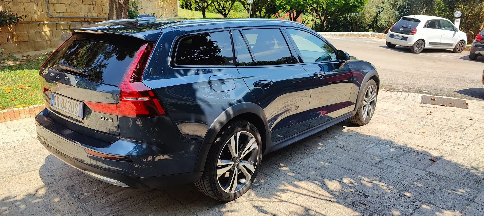 Volvo V60 Cross Country V60 II 2023 Cross Country 2.0 b4 Plus awd auto Blu/Azzurro - 2