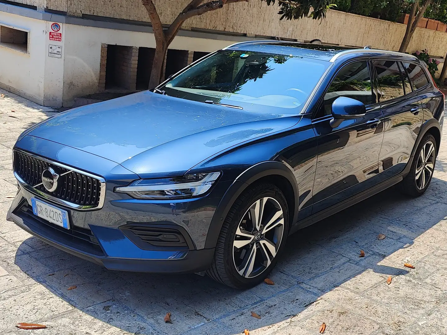 Volvo V60 Cross Country V60 II 2023 Cross Country 2.0 b4 Plus awd auto Blu/Azzurro - 1