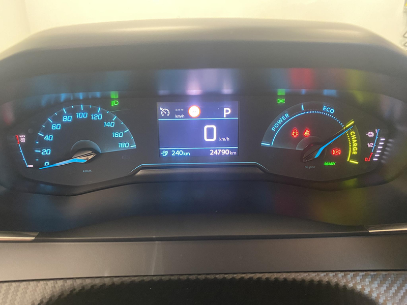 Peugeot e-2008 EV Active Pack 50 kWh | Apple Carplay & Android Au — photo 11