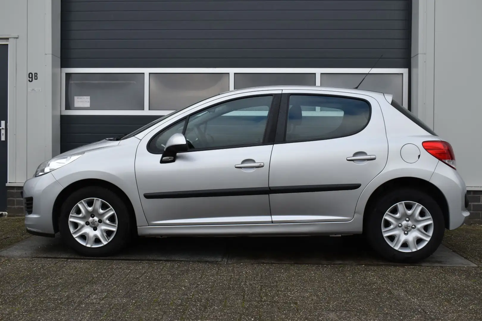 Peugeot 207 1.4 VTi Blue Lease Grijs - 2