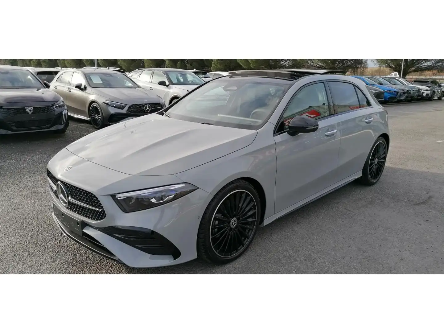 Mercedes-Benz A 200 200 d 8G-DCT AMG Line Exclusive Design +TOIT OUVR+MULTIBEAM+JA19 Grau - 2