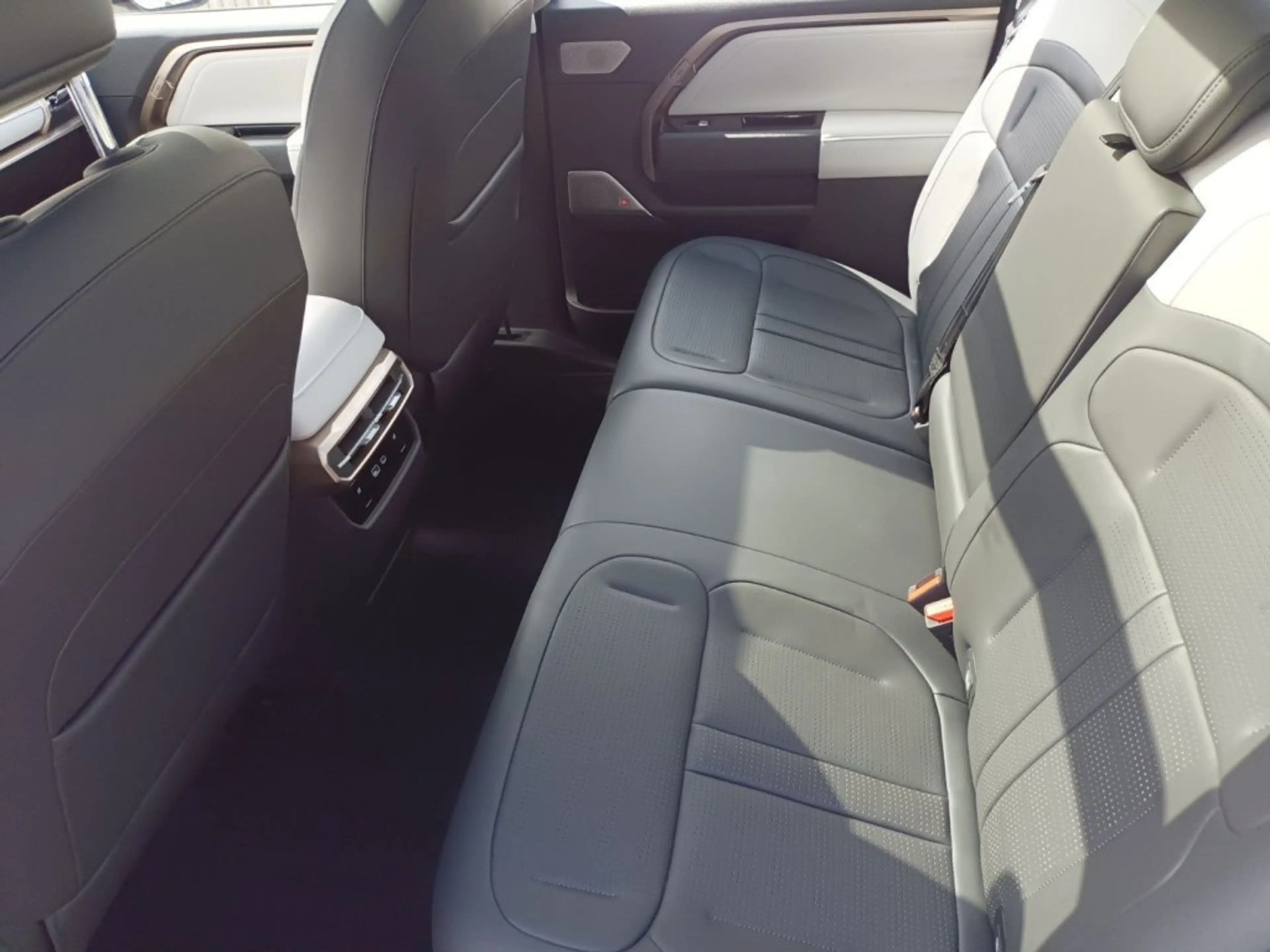 Maxus eTERRON 9 3 102kWh 4WD Flagship — photo 6
