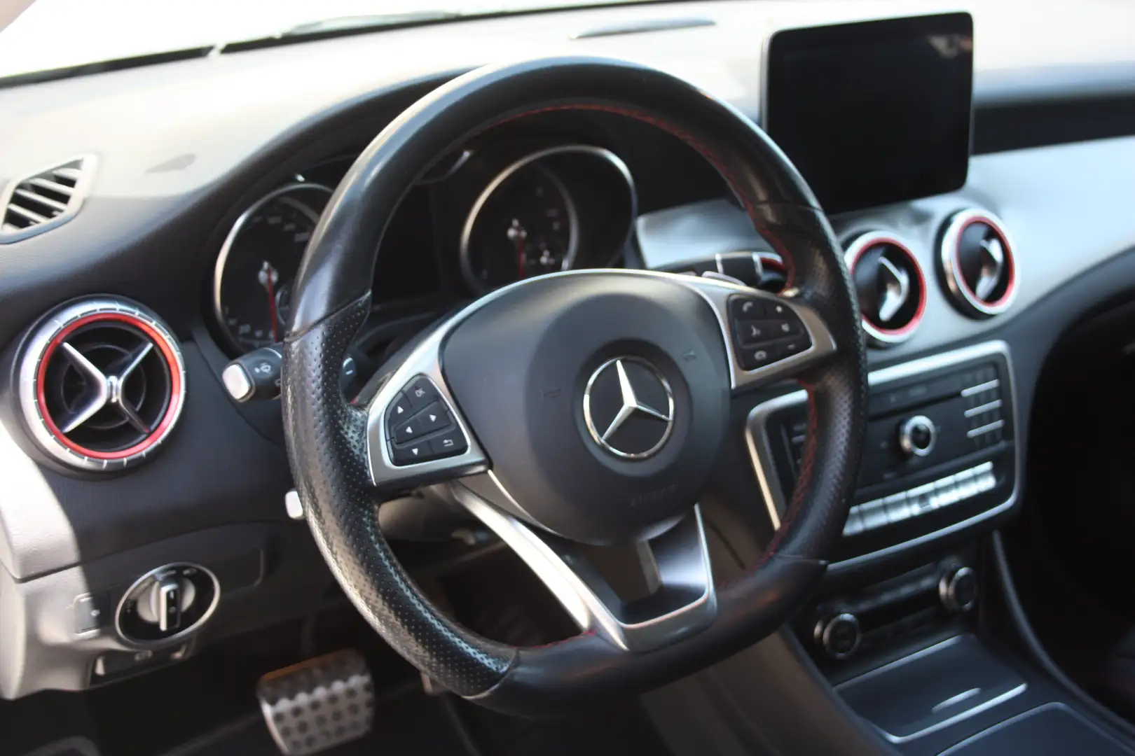 Mercedes-Benz CLA 200 Shooting Brake 200 d Premium AMG 4Matic Wit - 2