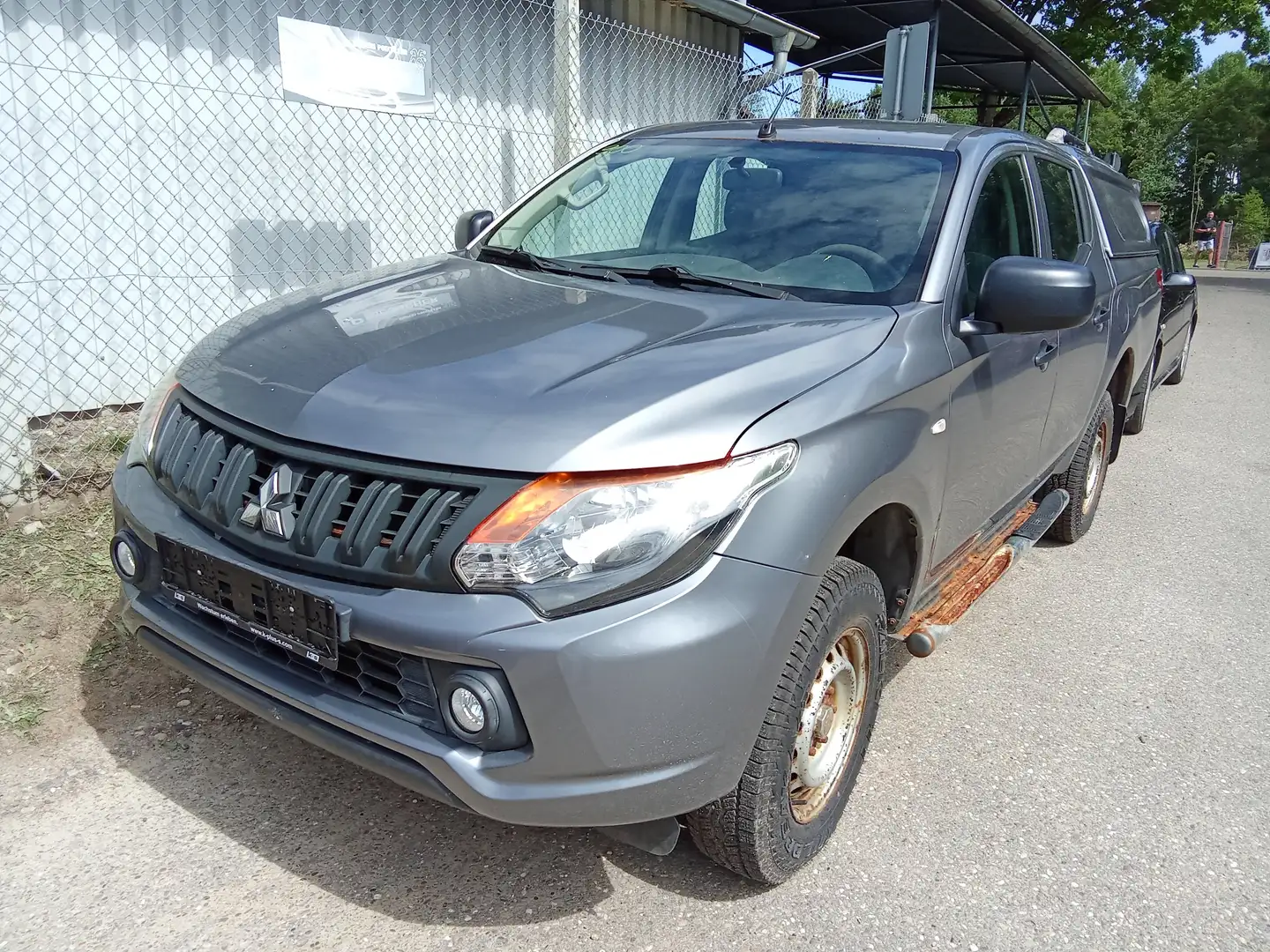 Mitsubishi L200 Basis Doppelkabine 4WD Grau - 1