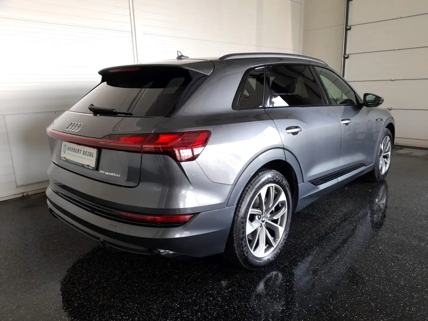 Audi e-tron 50 quattro S-LINE *NP: € 88.969,- / HEAD-UP / MATRIX-LED / AHV & KAMERA / OPTIKPAKET SCHWARZ* Grau - 2
