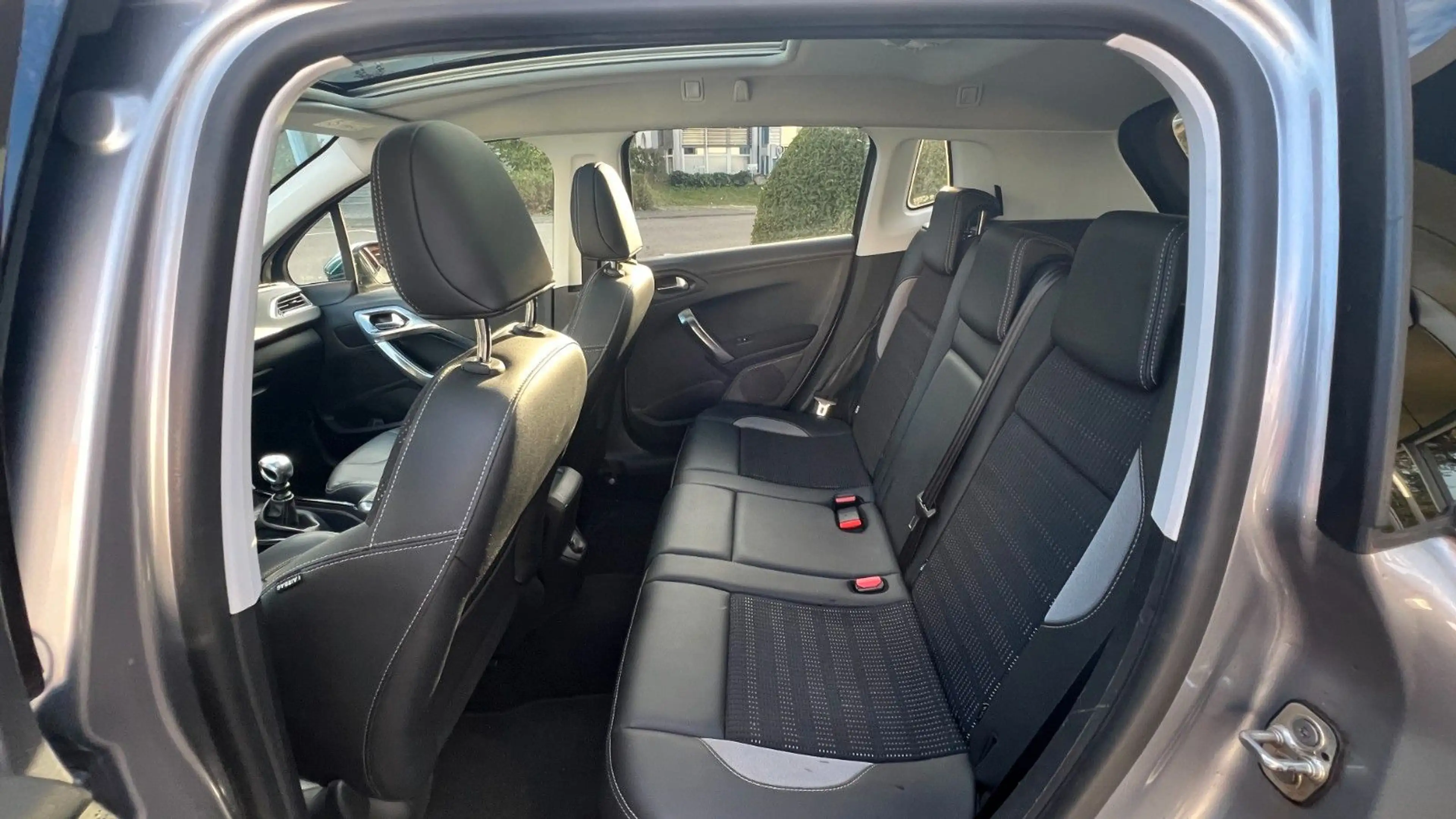 Peugeot 2008 Allure — photo 14