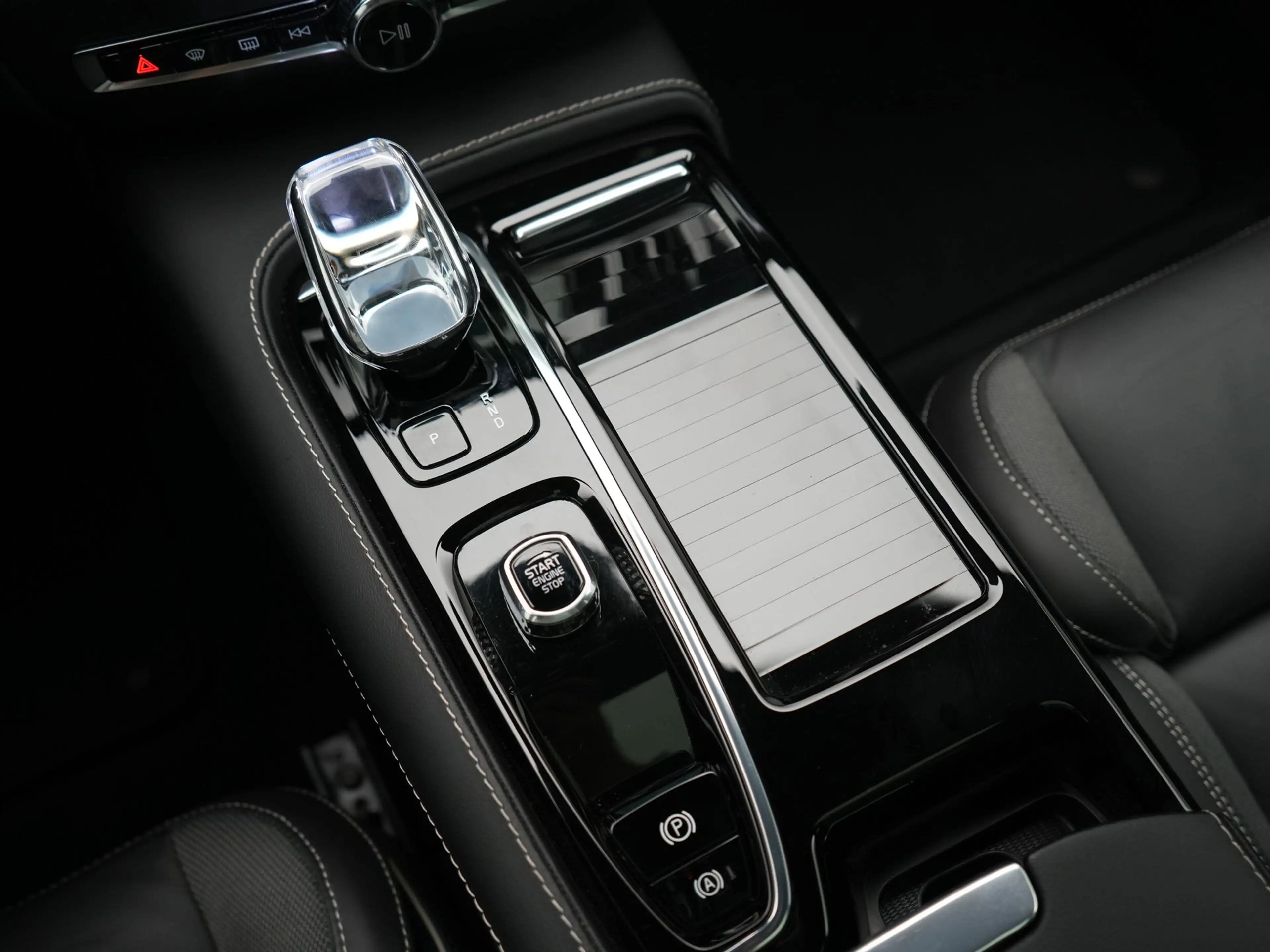 Volvo V60 T6 AWD Plus Dark Long Range PHEV 350pk Dealer O.H. — photo 37