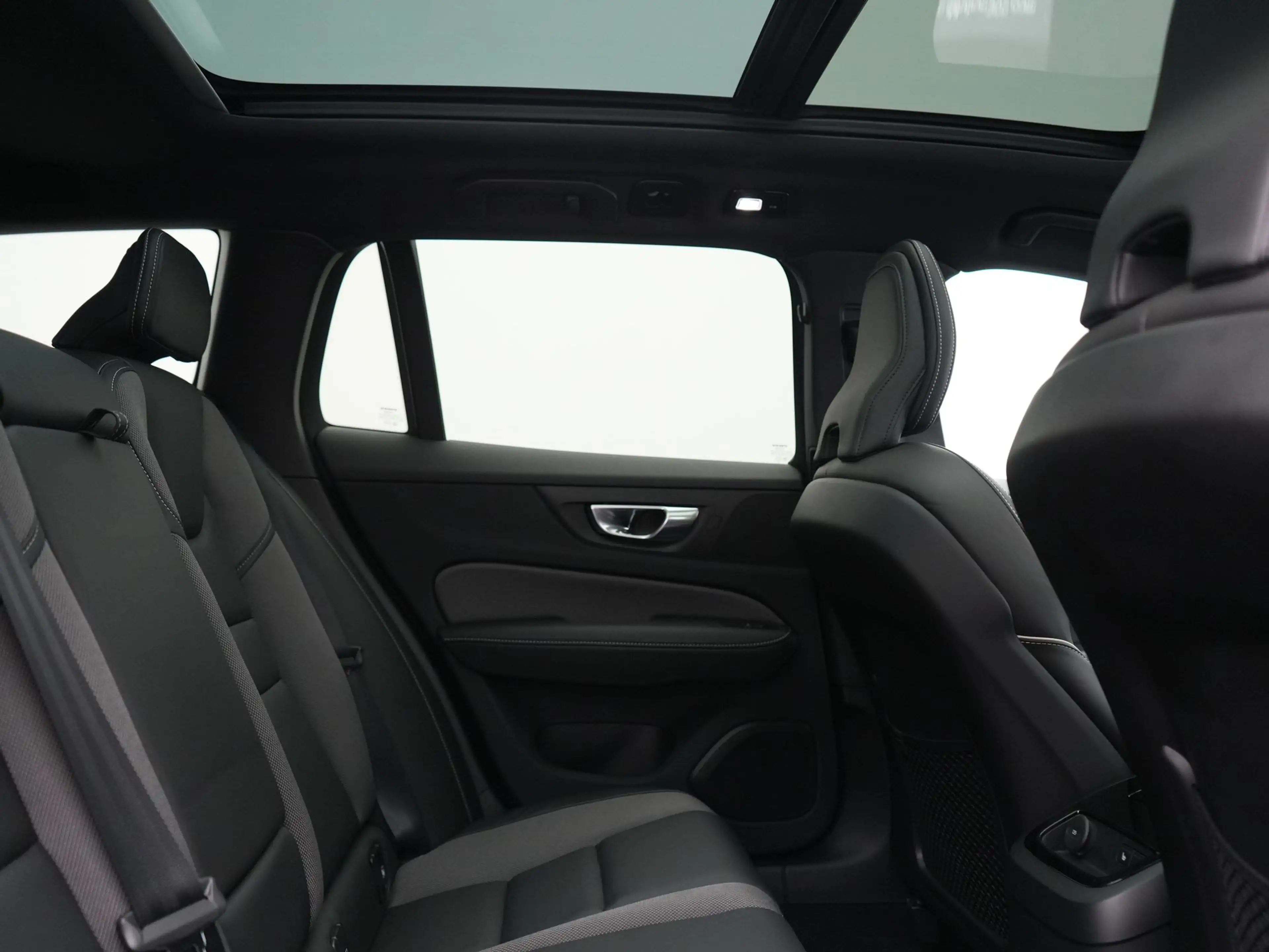 Volvo V60 T6 AWD Plus Dark Long Range PHEV 350pk Dealer O.H. — photo 6