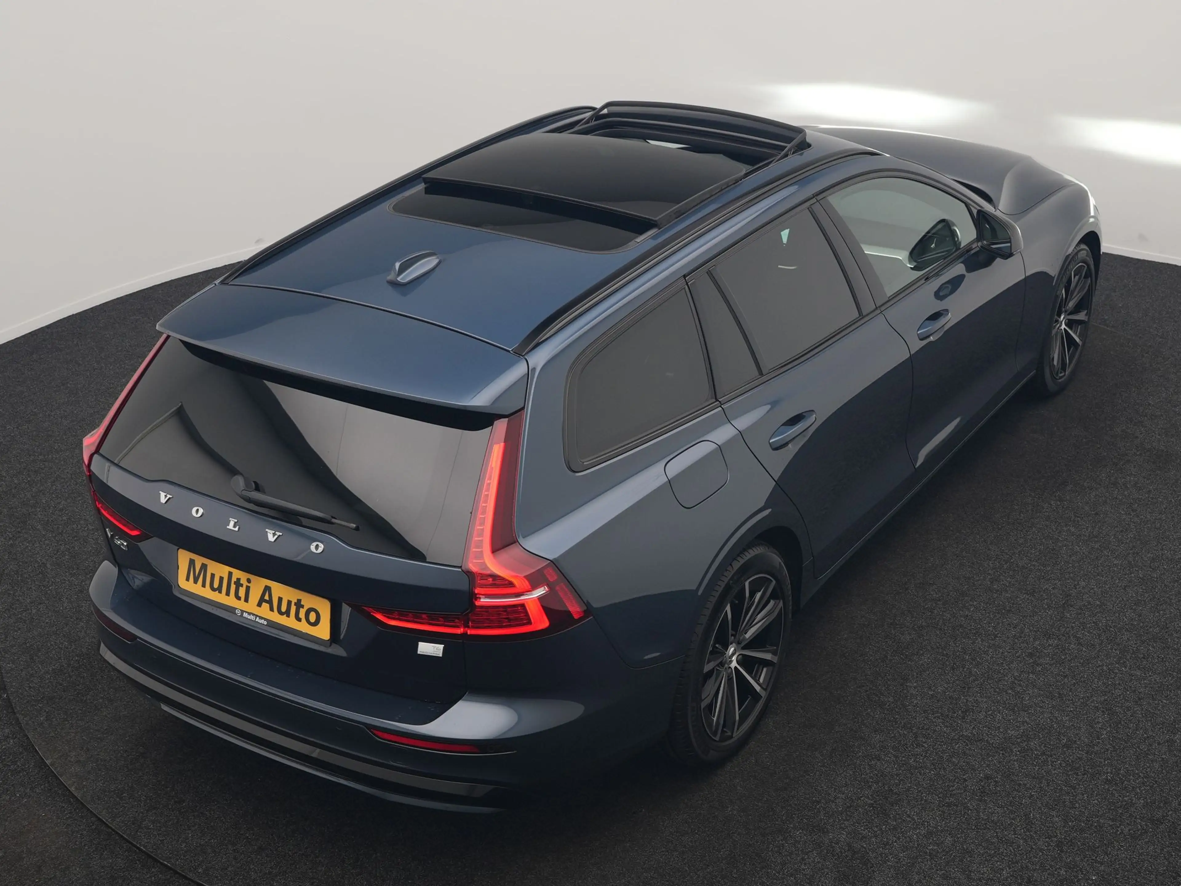 Volvo V60 T6 AWD Plus Dark Long Range PHEV 350pk Dealer O.H. — photo 29