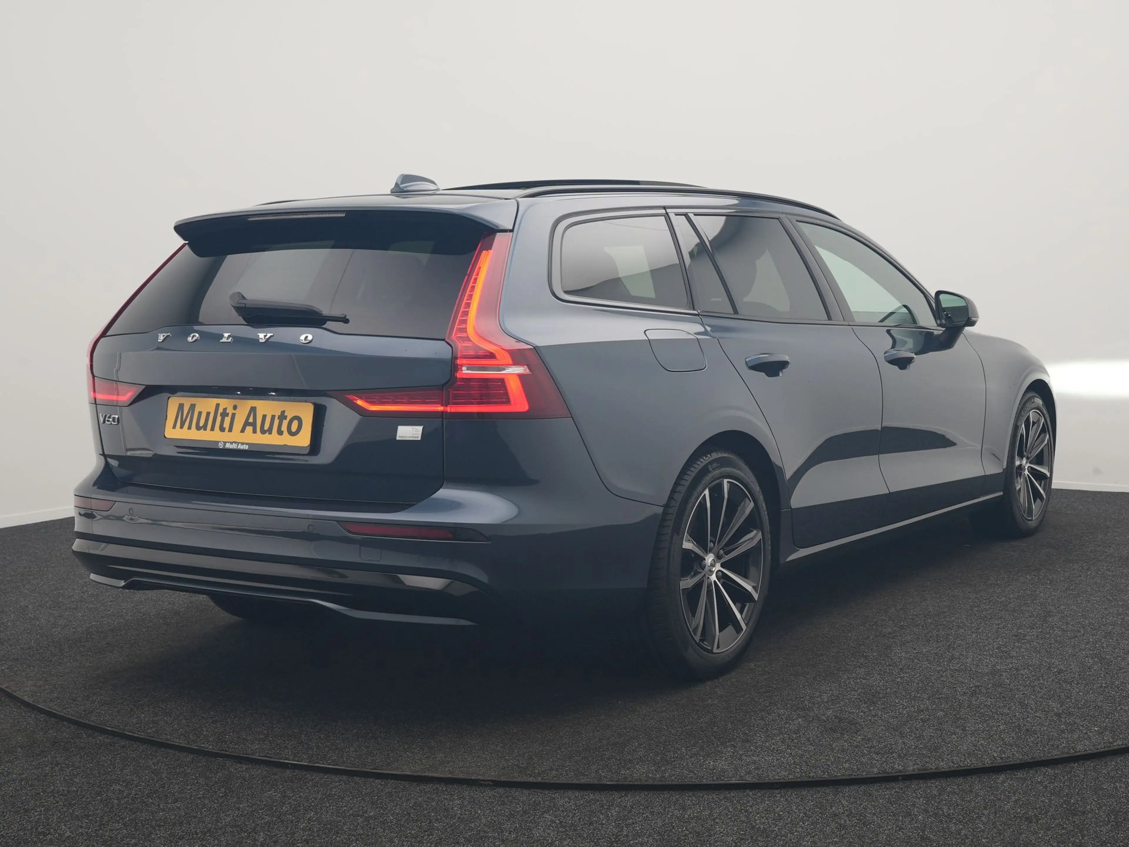 Volvo V60 T6 AWD Plus Dark Long Range PHEV 350pk Dealer O.H. — photo 3