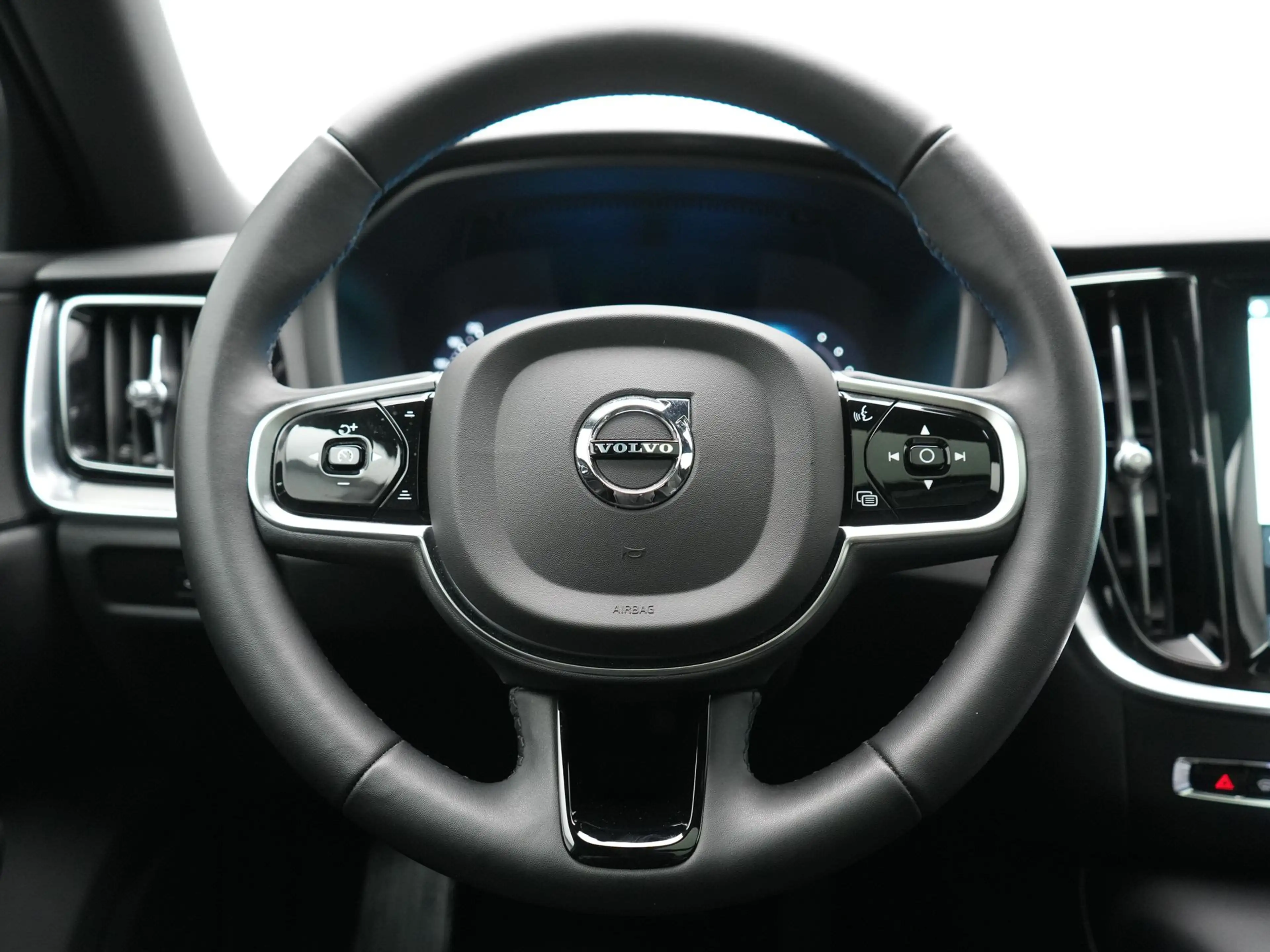 Volvo V60 T6 AWD Plus Dark Long Range PHEV 350pk Dealer O.H. — photo 24
