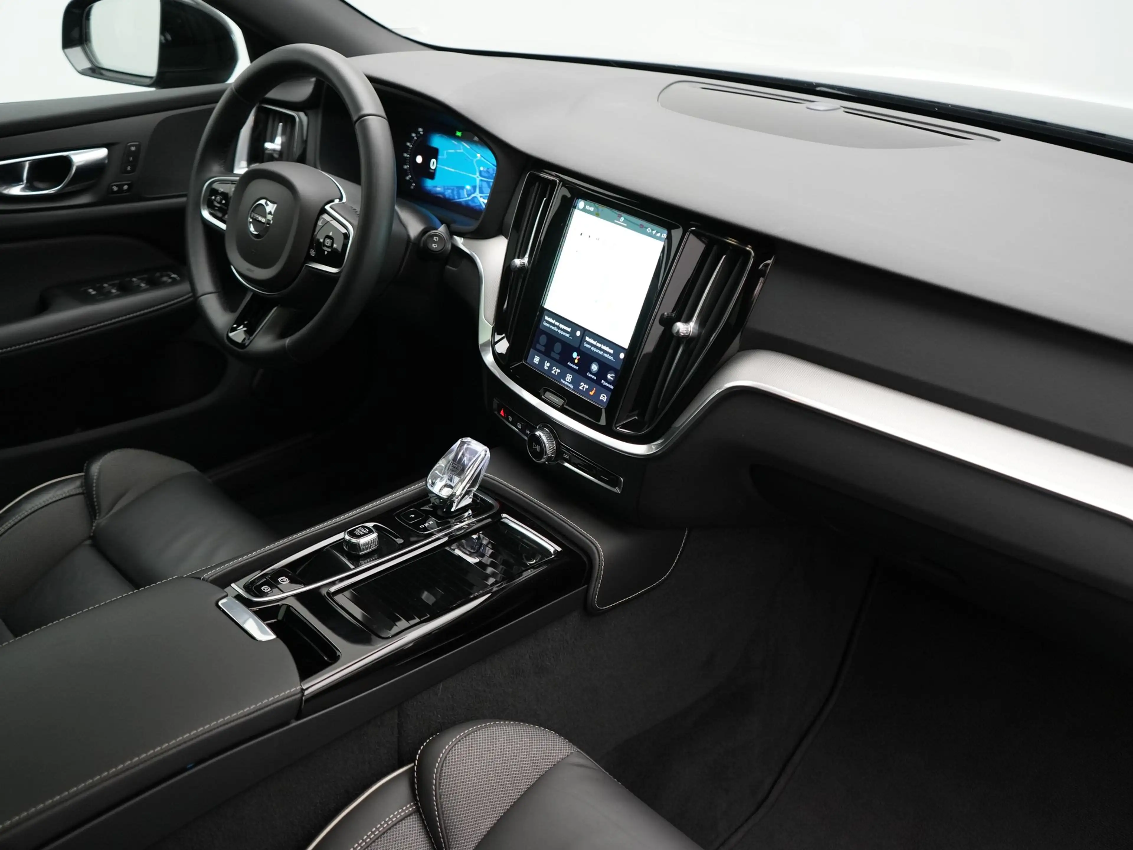 Volvo V60 T6 AWD Plus Dark Long Range PHEV 350pk Dealer O.H. — photo 4