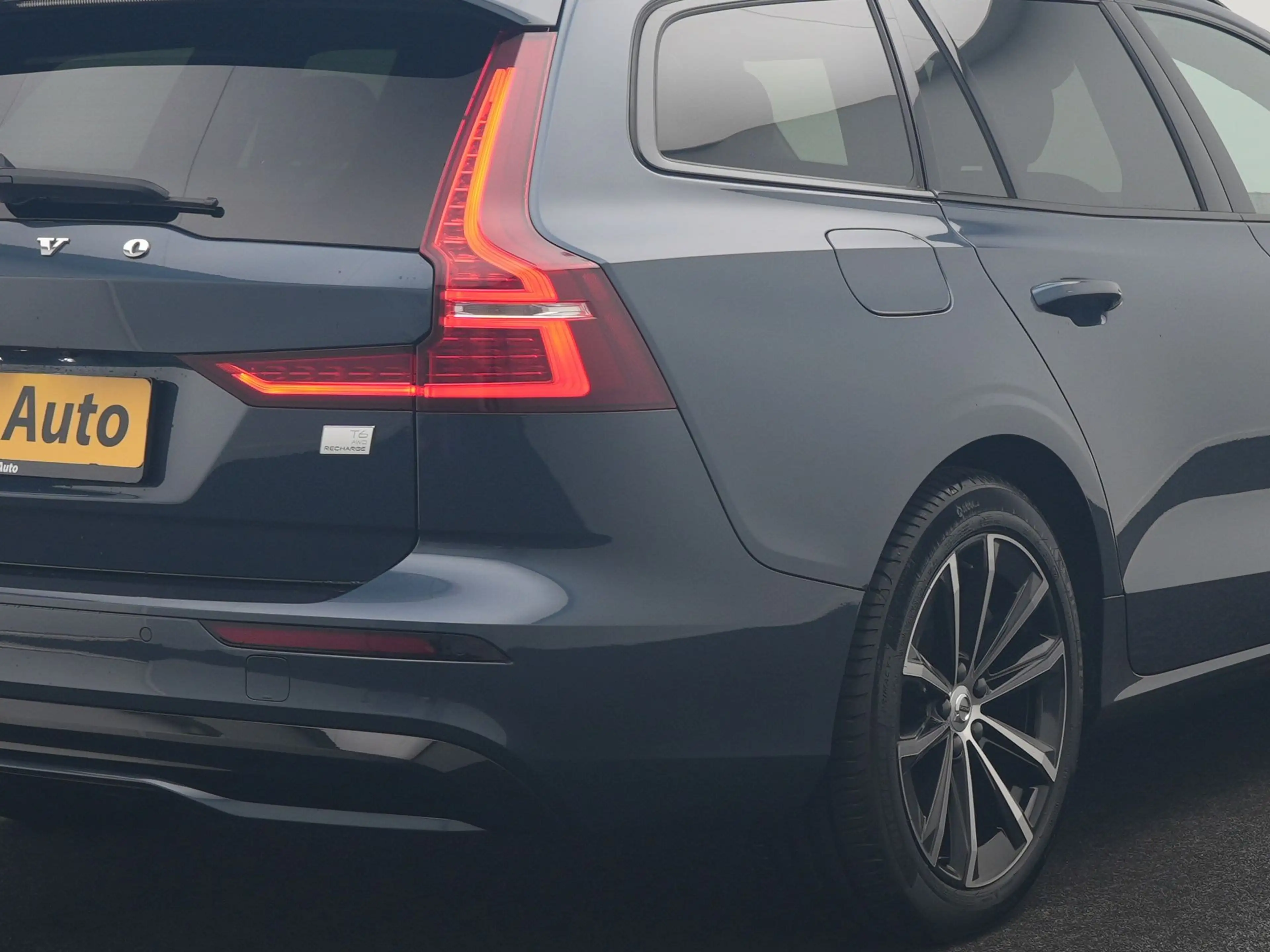 Volvo V60 T6 AWD Plus Dark Long Range PHEV 350pk Dealer O.H. — photo 8